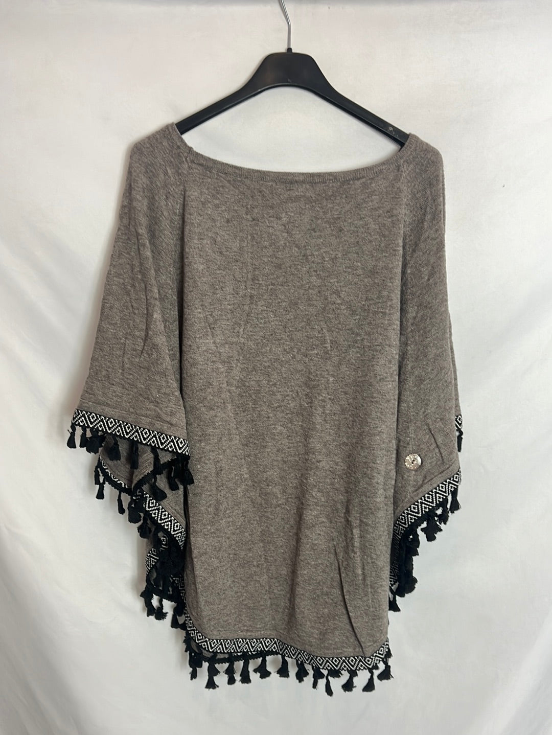 SWEET LADY. Jersey estilo poncho borlas. TS/M