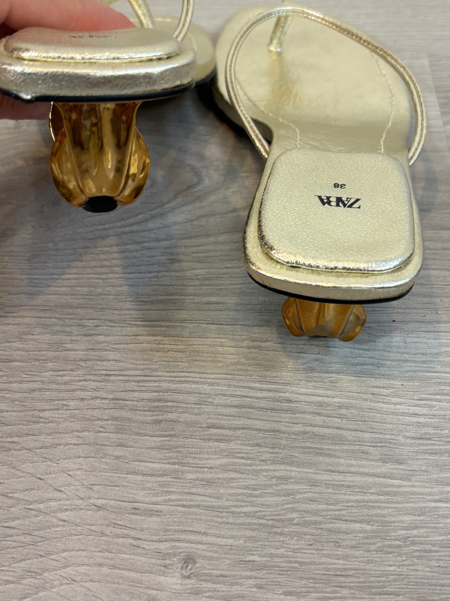 ZARA. Sandalia plateada detalle tacón