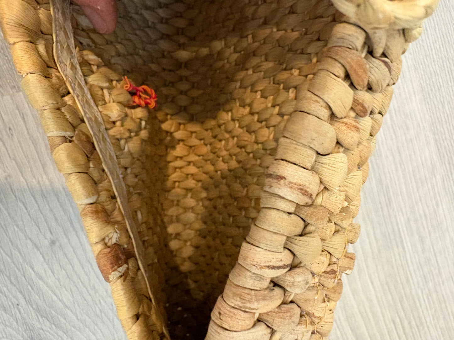 OTRAS. Cartera de mano rafia