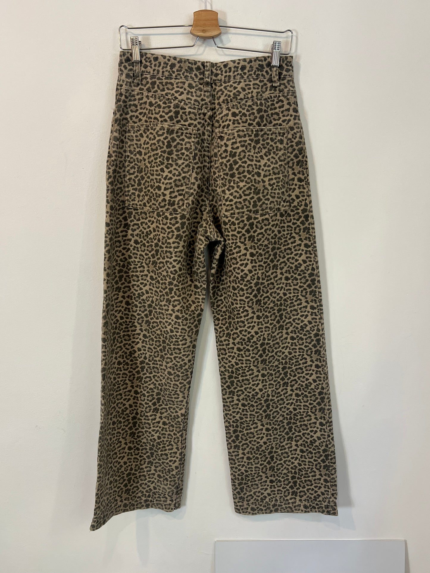 ZARA. Pantalón ancho animal print T.34