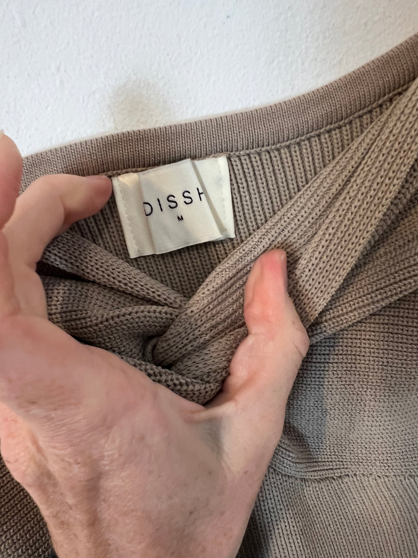 DISSH. Vestido canalé beige