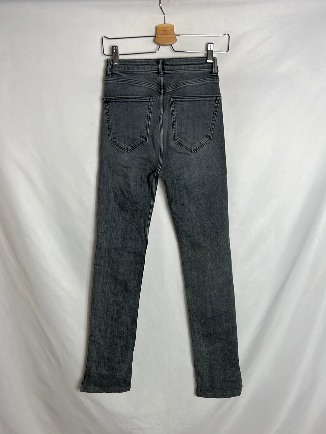 ZARA. Pantalón recto apreturas gris. T 36