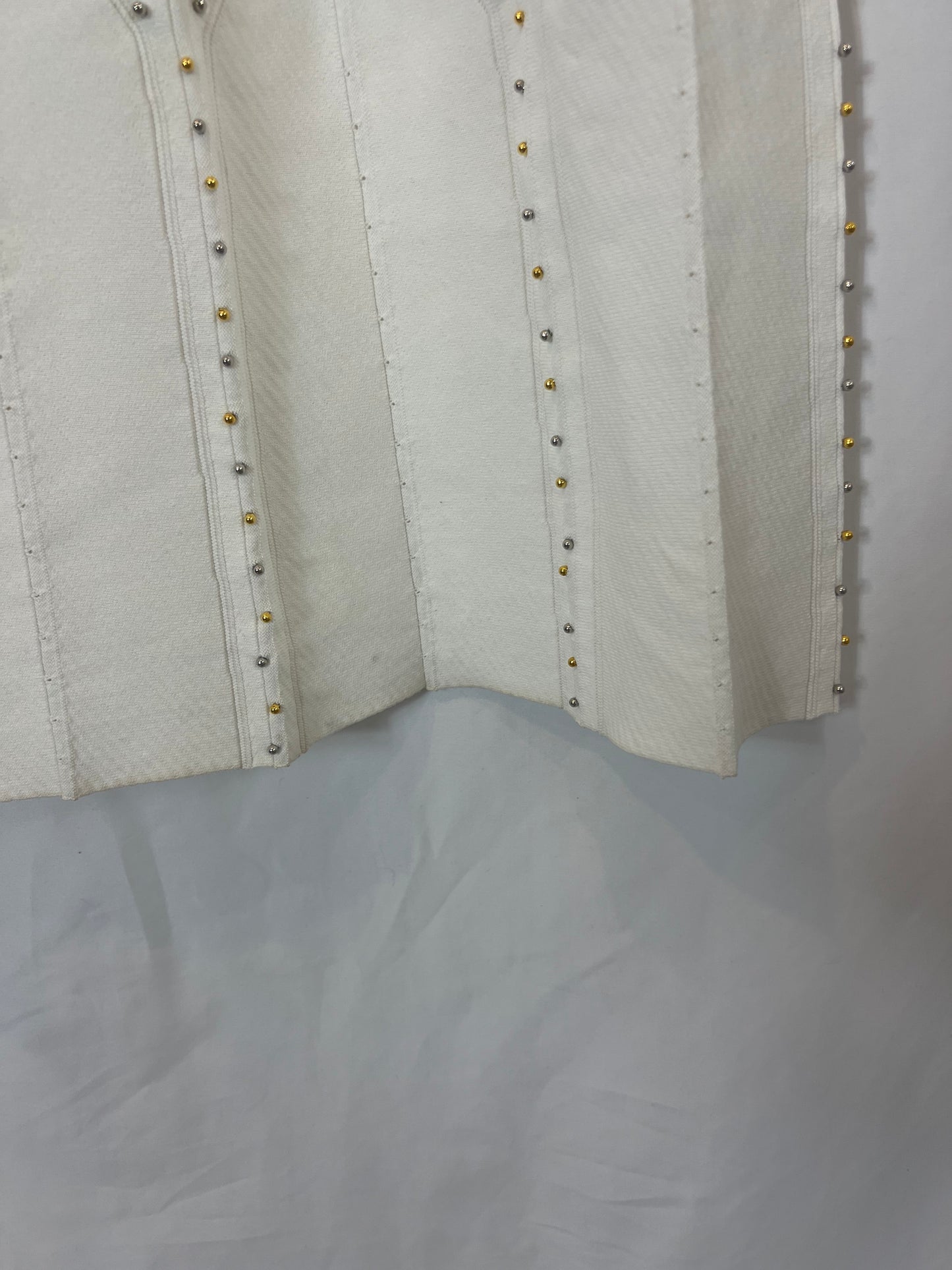 SCALPERS. Total look blanco con tachuelas T.m