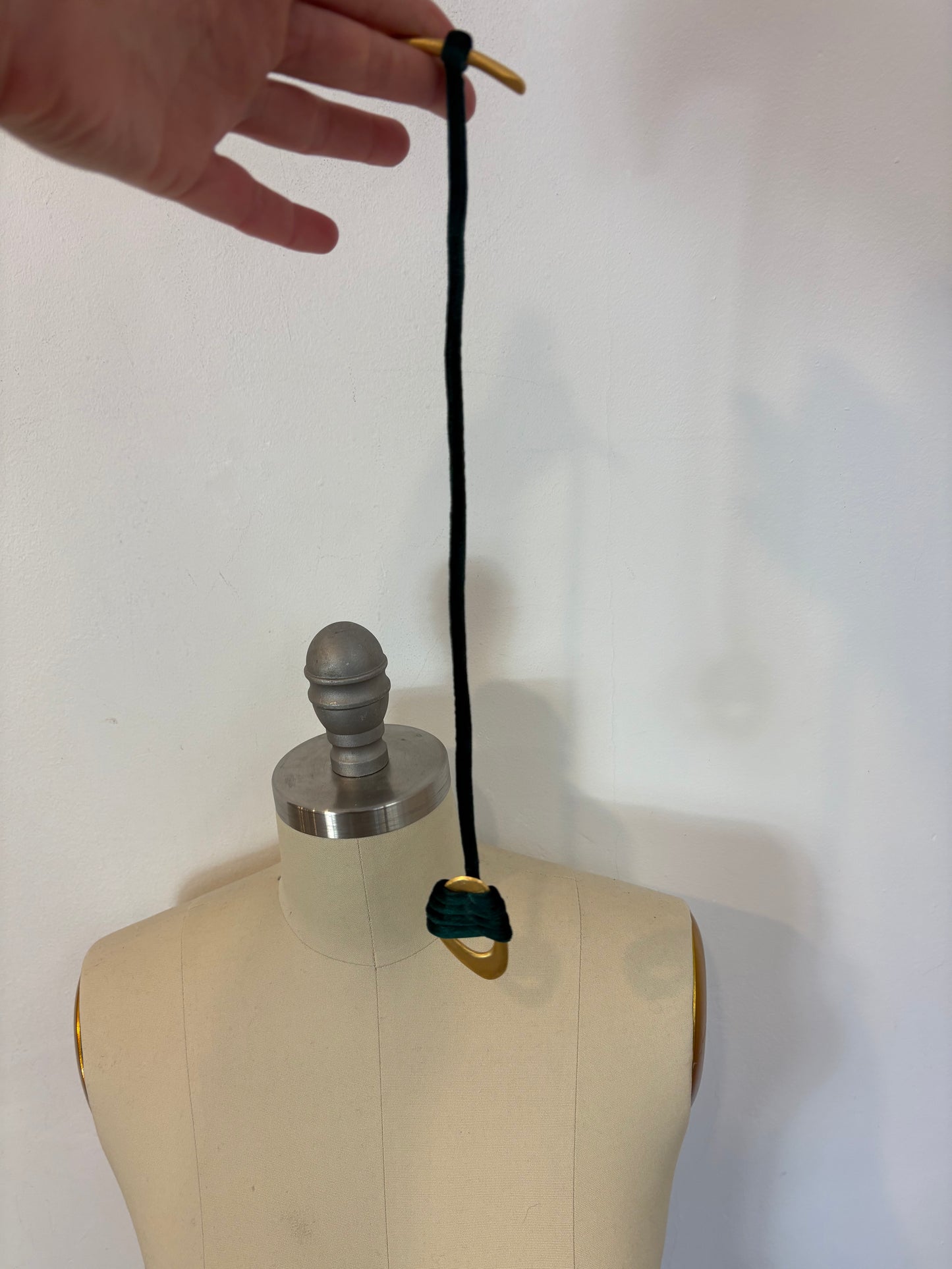 OTRAS. Choker dorado terciopelo azul