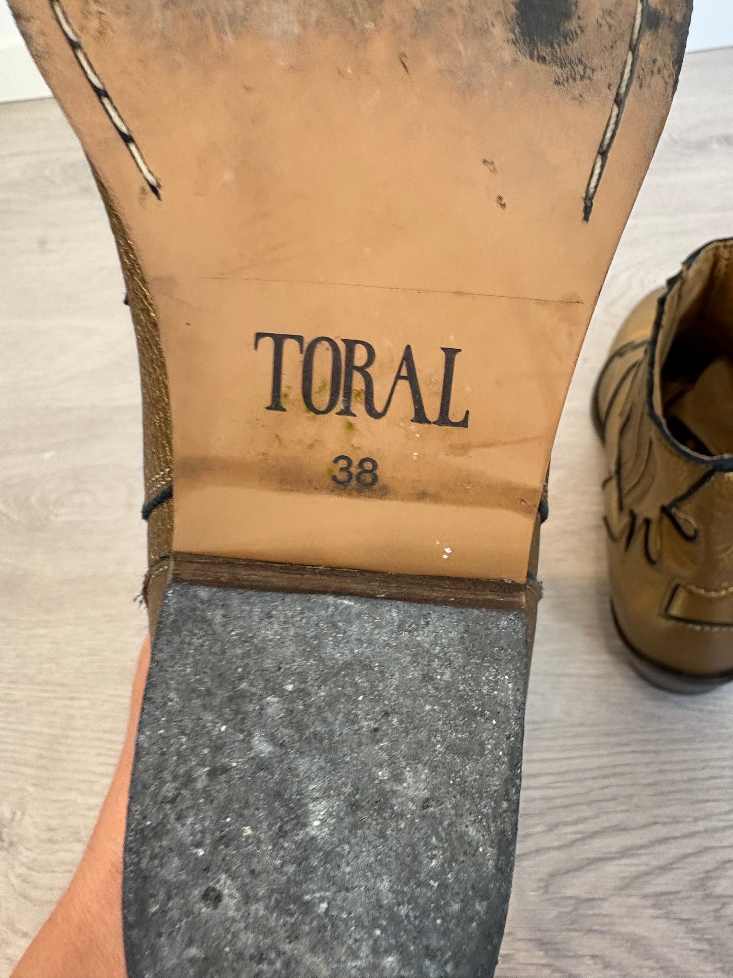 TORAL. Botines dorados piel