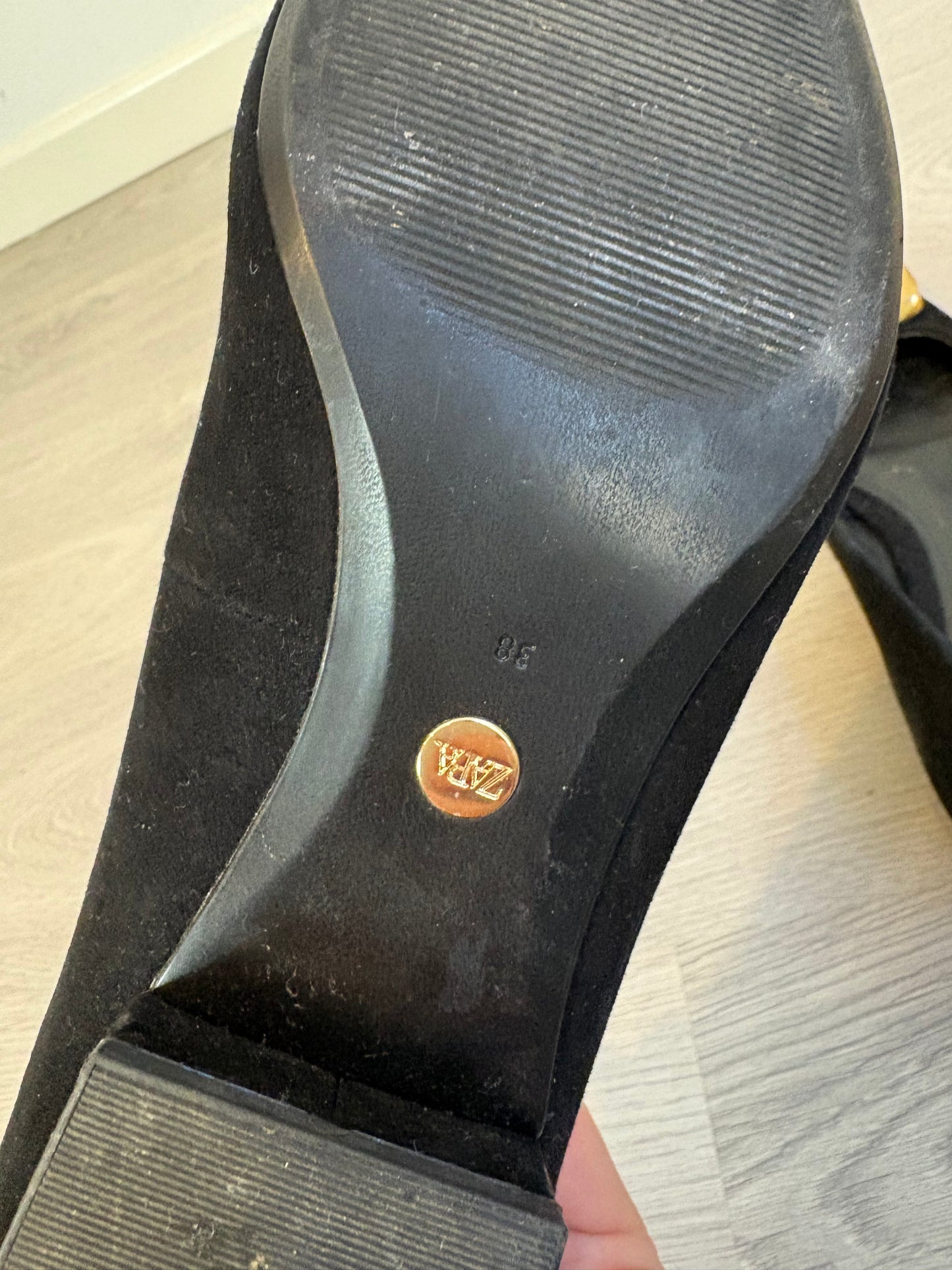 ZARA. Bailarina en ante negro