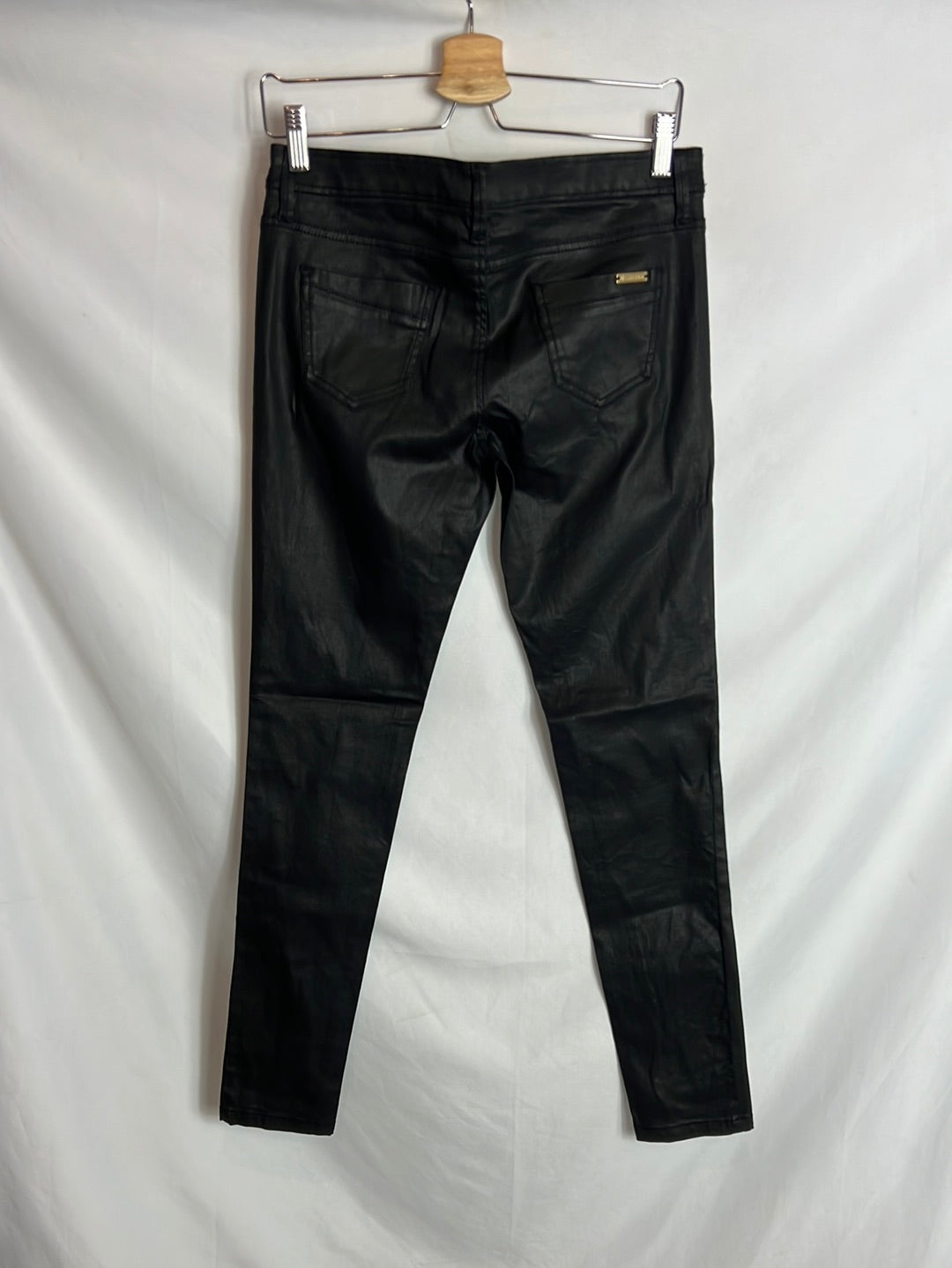 MASSIMO DUTTI. Pantalón negro encerado elástico. T 38