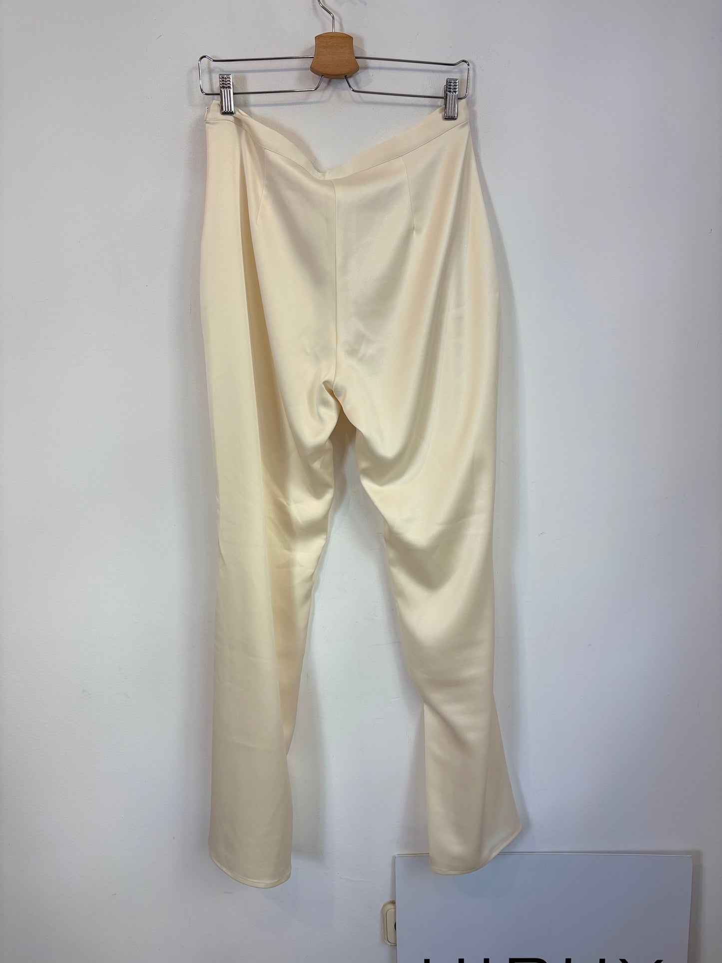 BIMANI. Traje de chaqueta marfil satinado