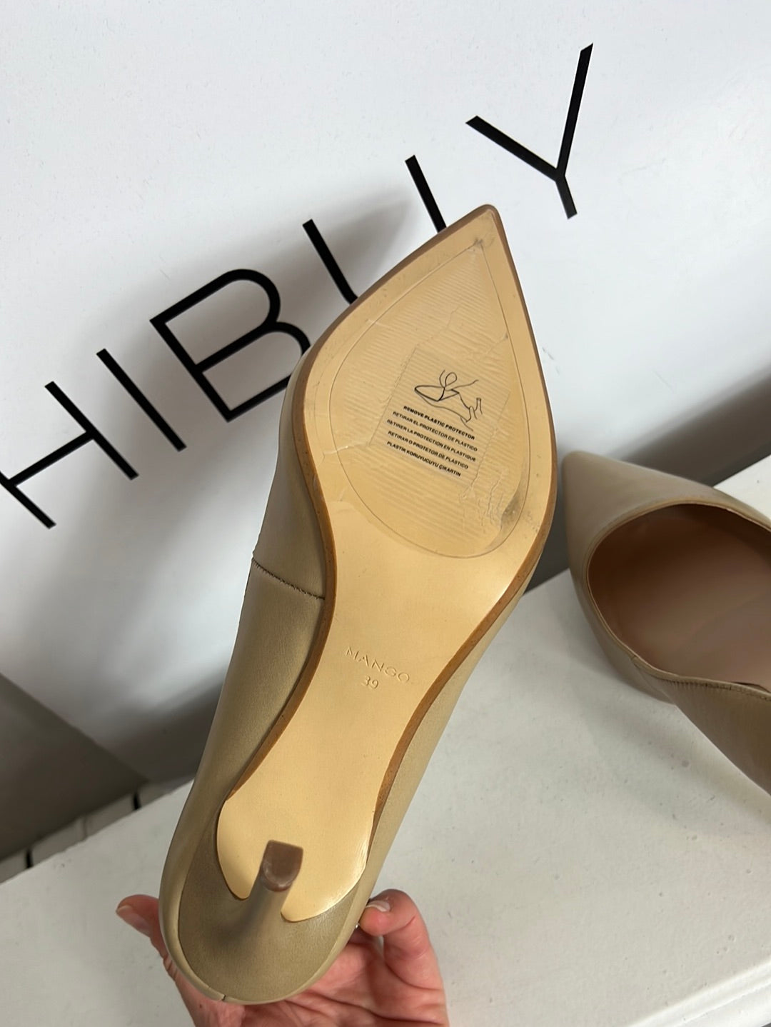 MANGO. Stiletto beige. T 39