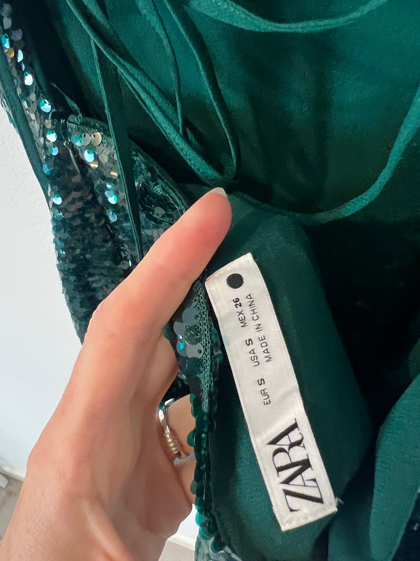 ZARA. Vestido corto lentejeulas