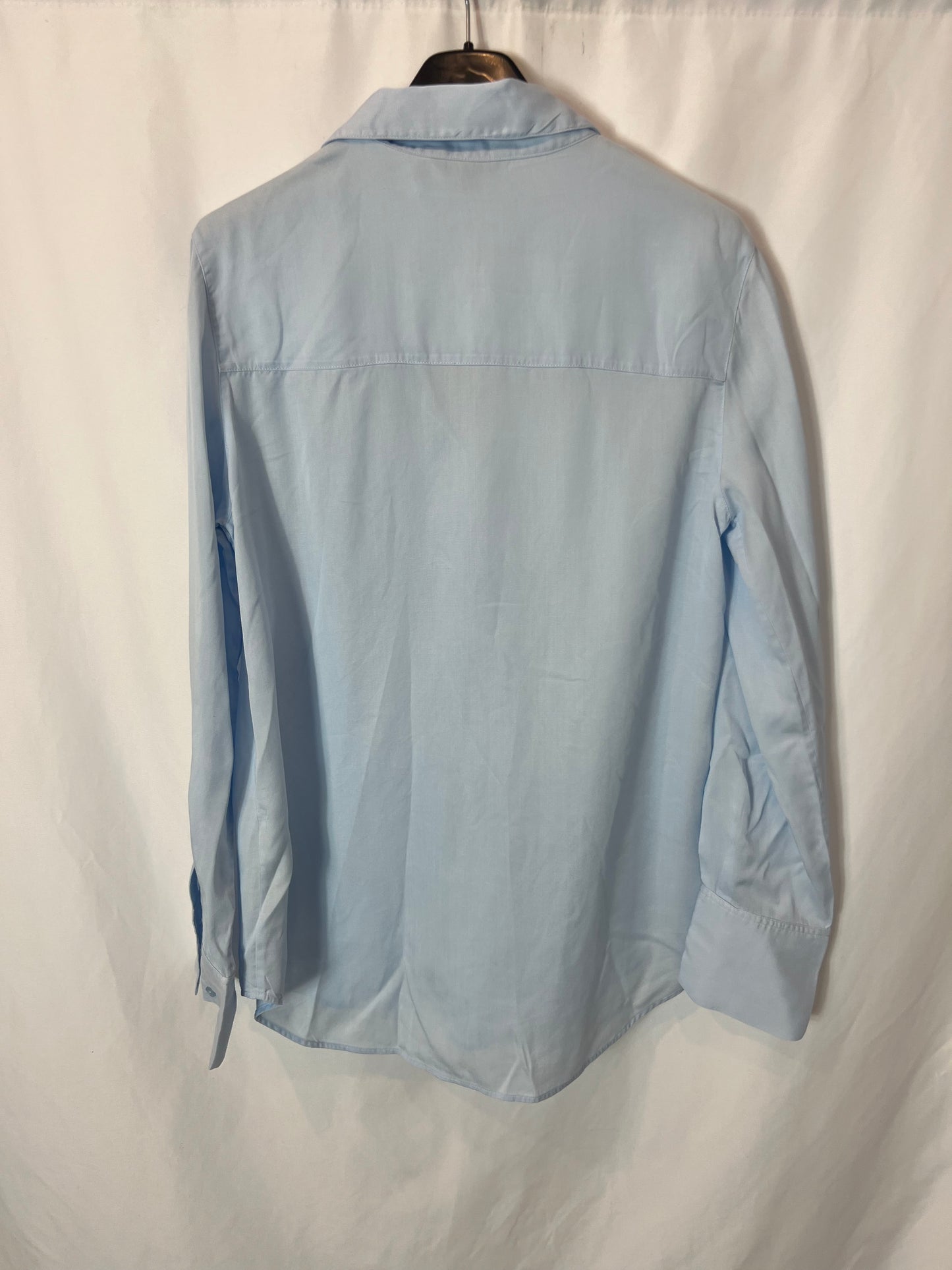 MASSIMO DUTTI. Blusa fluida azul claro. T 36