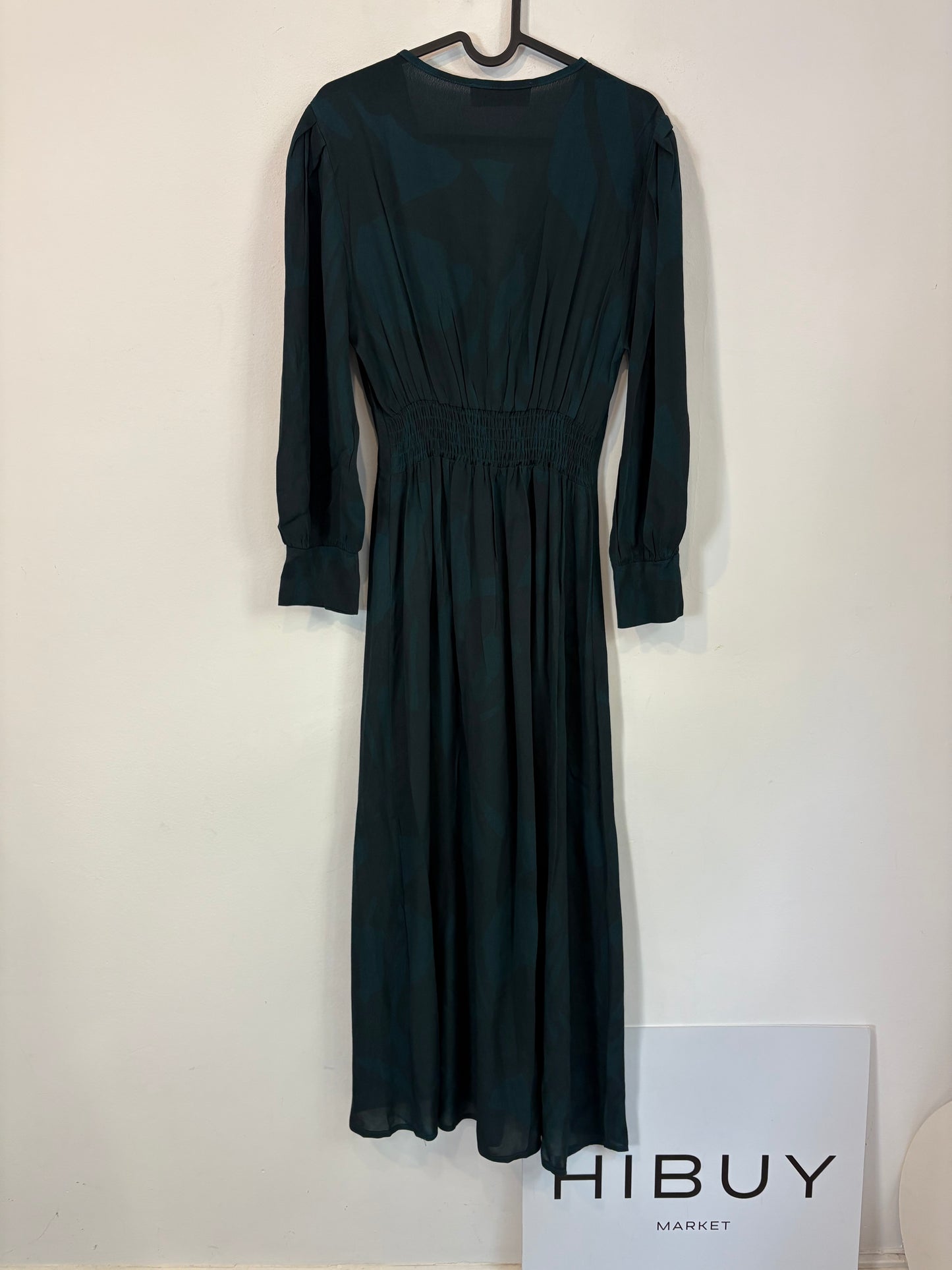 JUAN AVELLANEDA. Vestido largo verde estampado