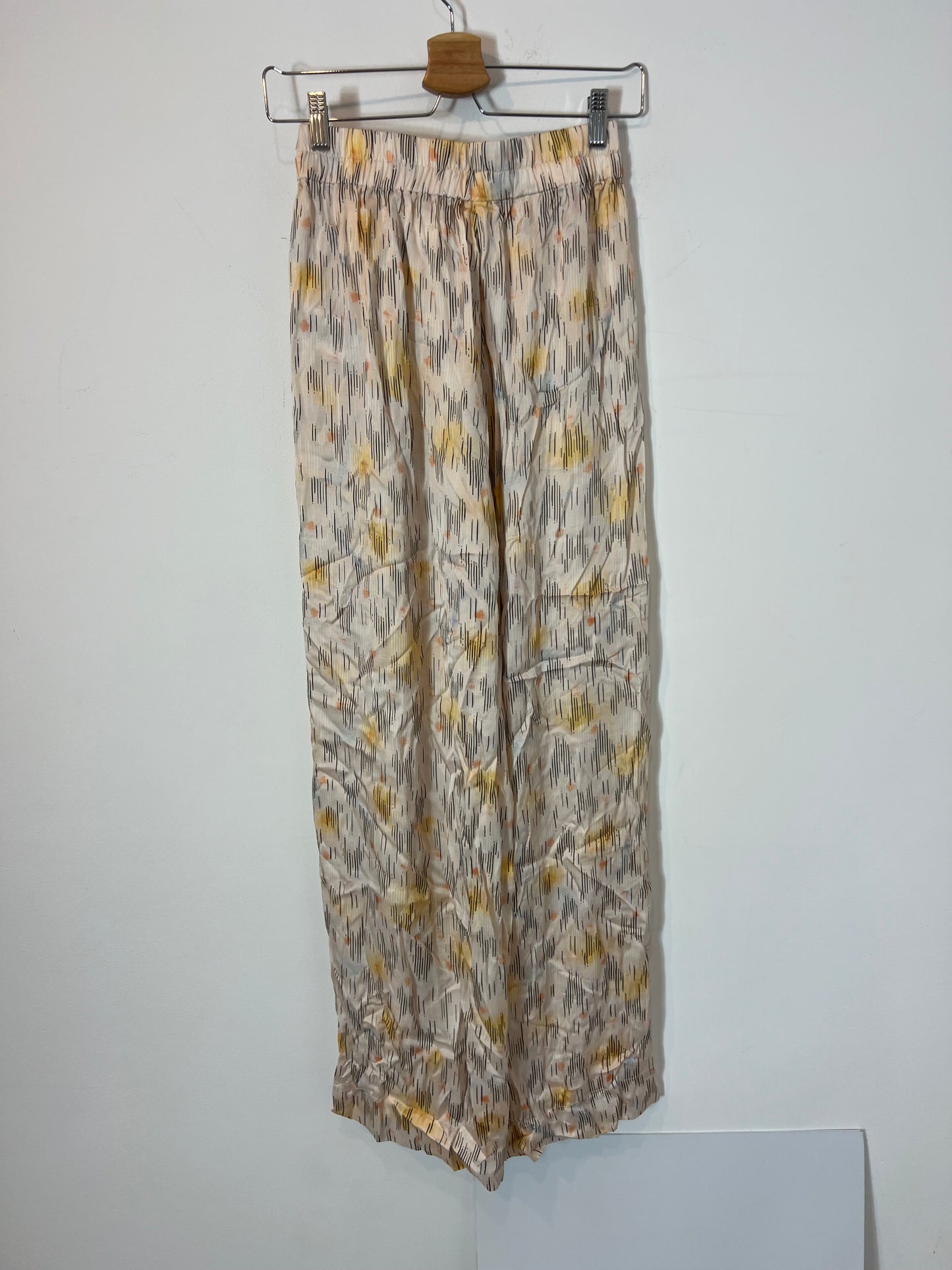 SESSÚN. Total look beige estampado T.s
