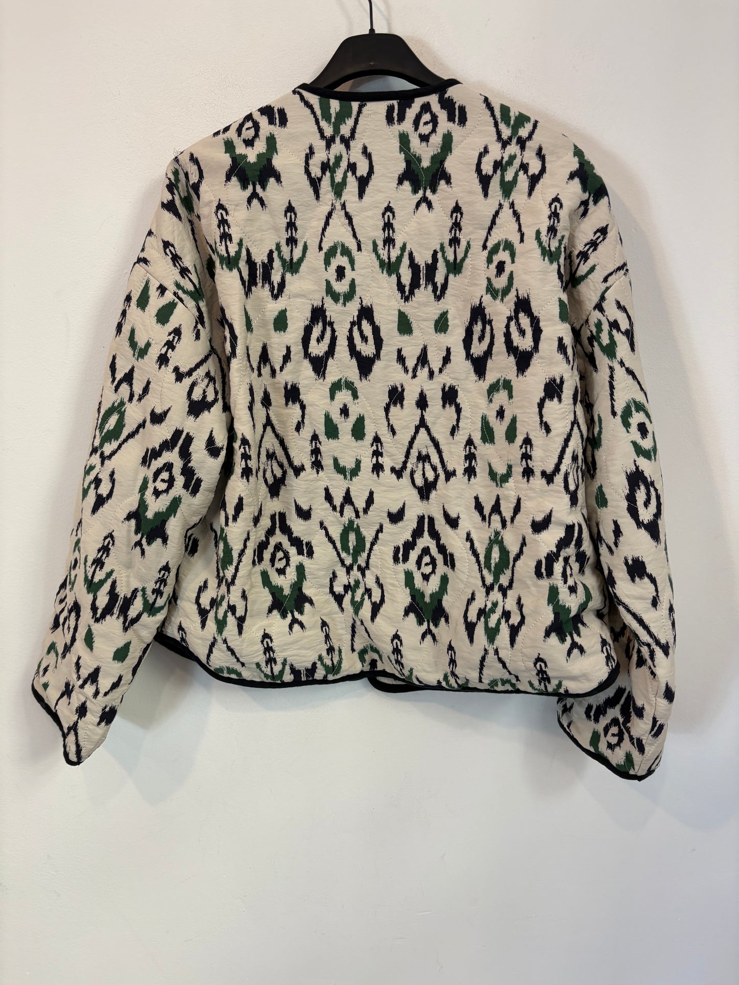 ZARA. Cazadora acolchada estampada. T XS