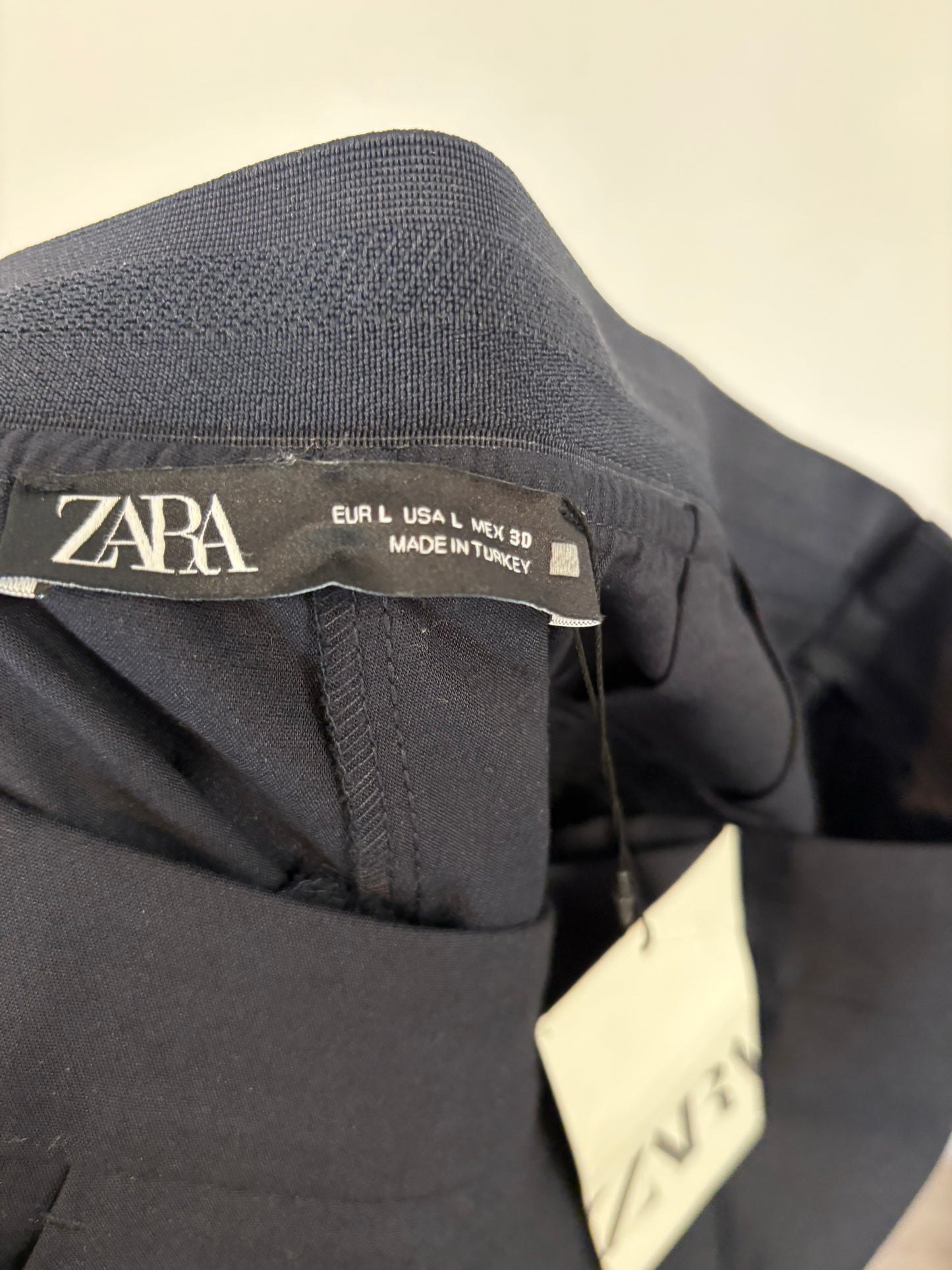 ZARA. Pantalón azul básico