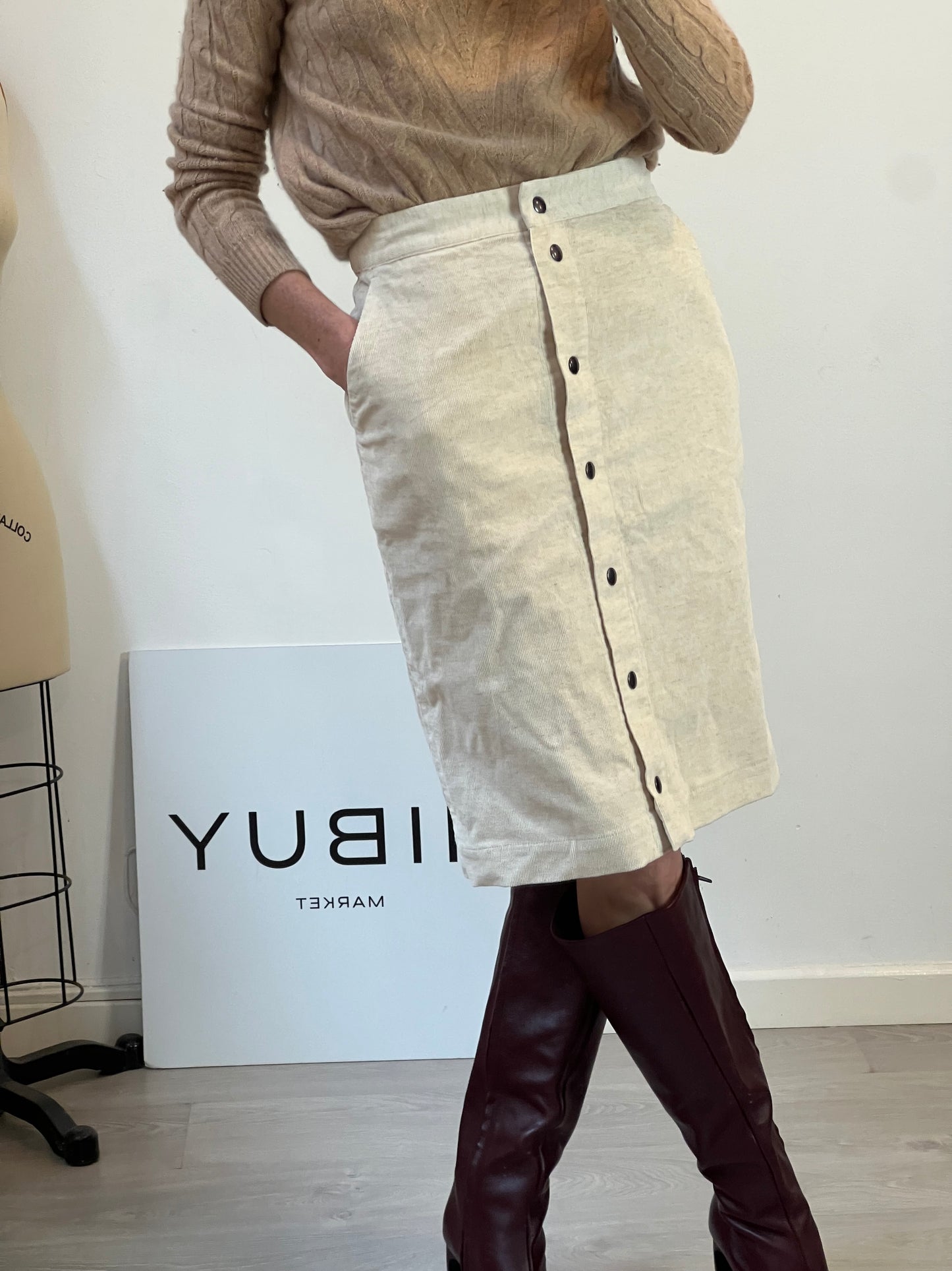 MASSCOB. Falda midi beige jaspeada