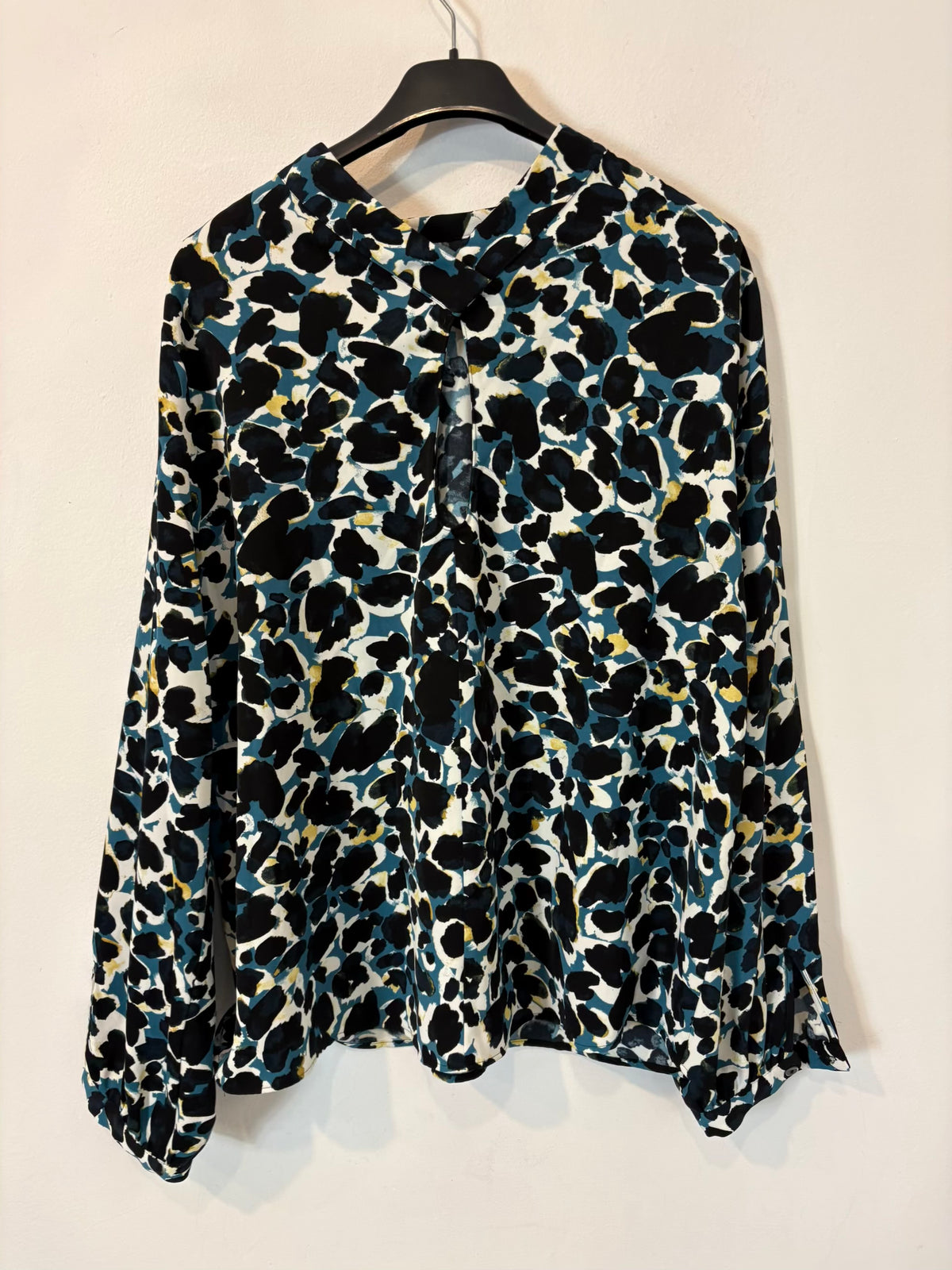 ZARA. Blusa estampada detalle cuello