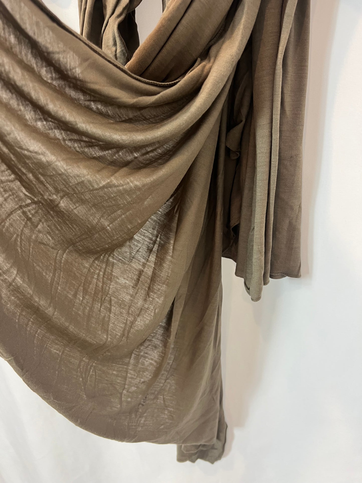 OTRAS. Fular verde caqui fluido