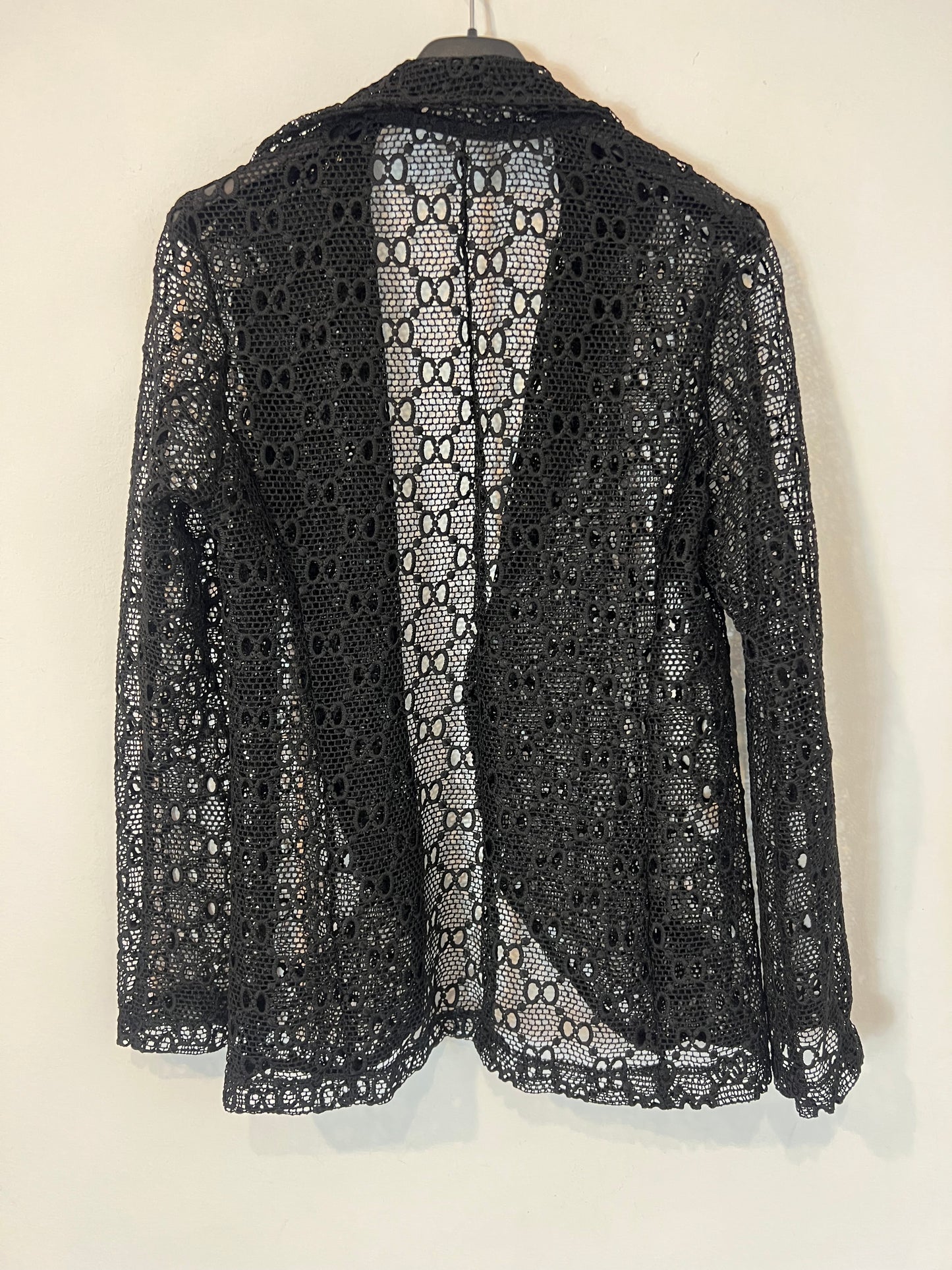 OTRAS. Chaqueta negra troquelada. T S/M