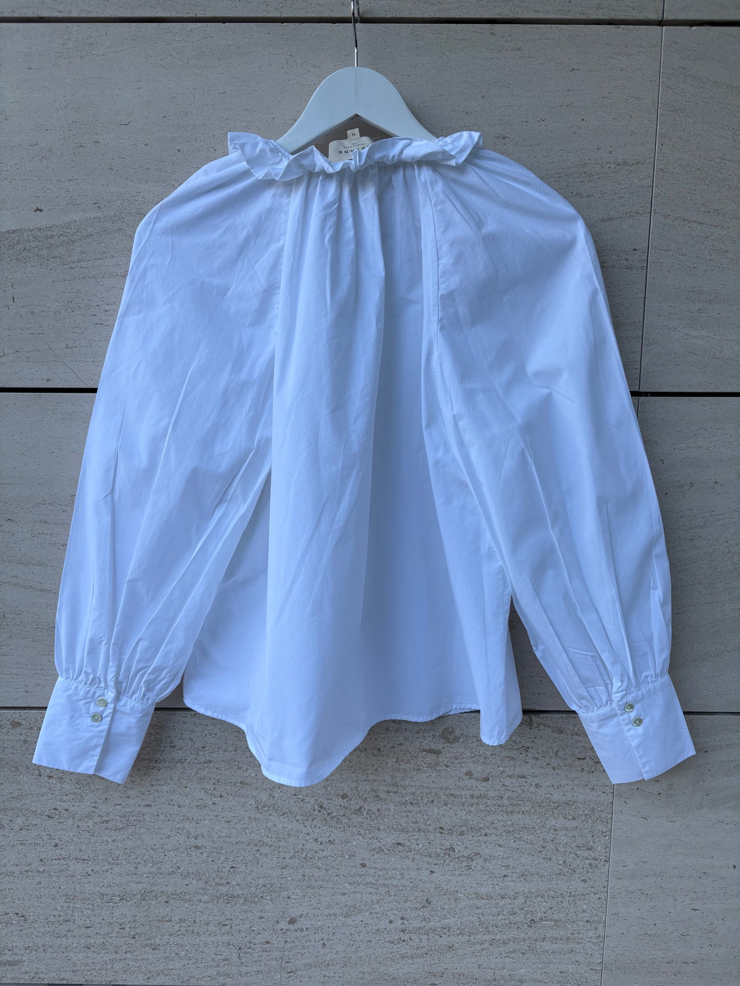 SÉZANE. Blusa blanca cuello volante