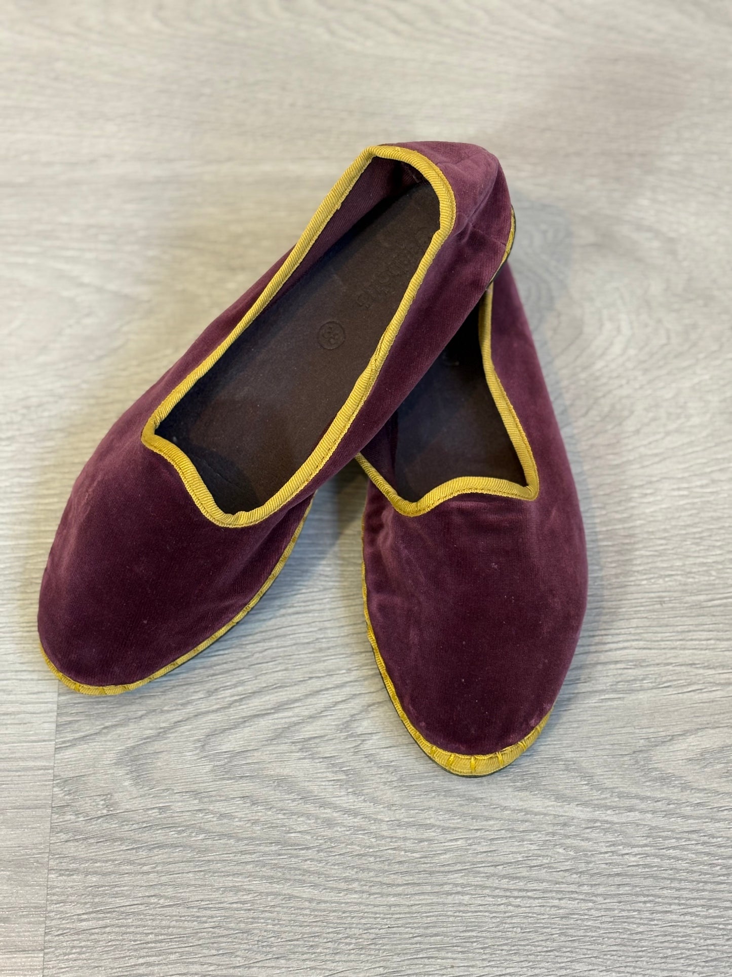 FLABELUS. Slippers berenjena y mostaza