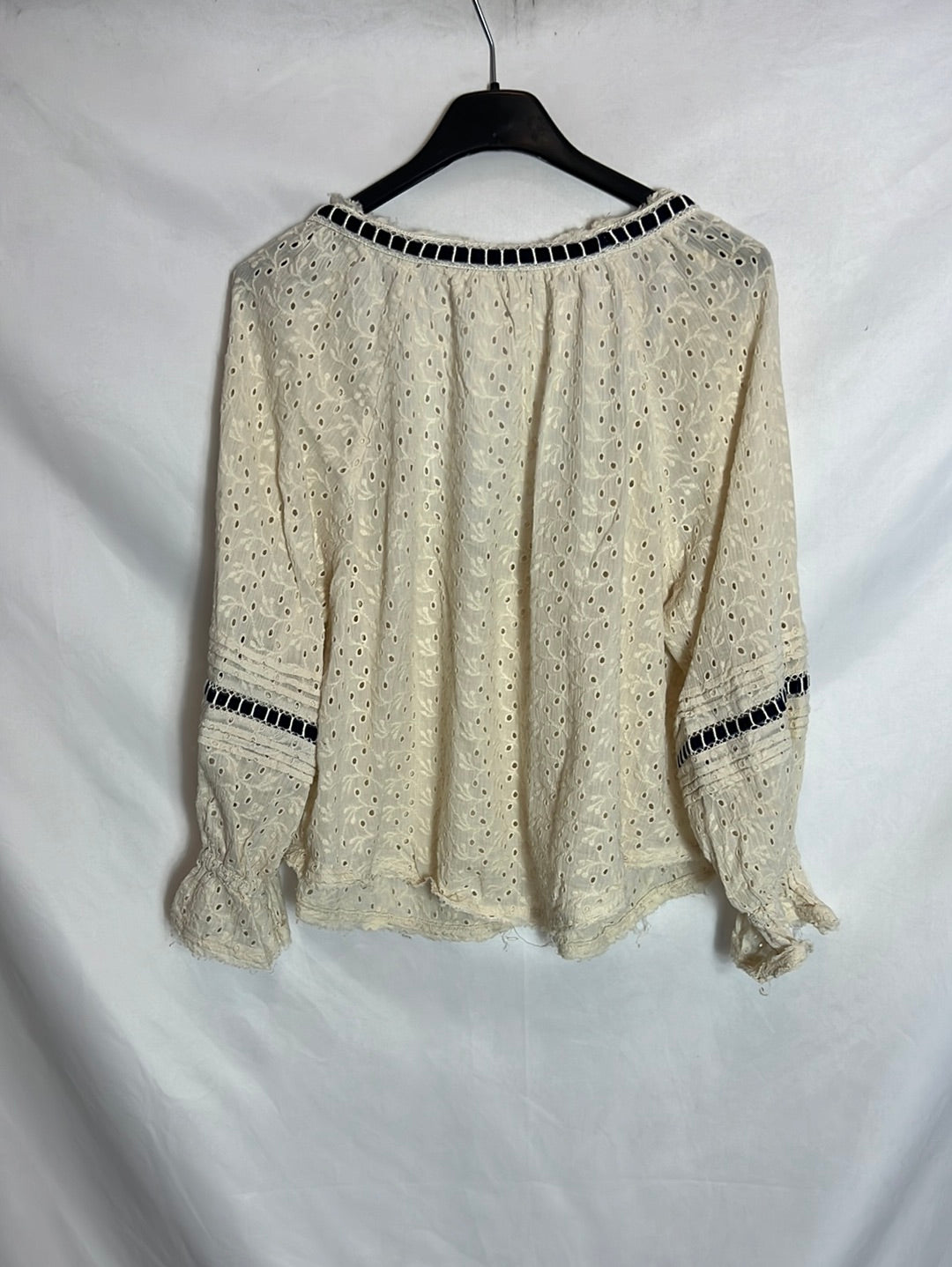 FREE PEOPLE. Beige die-cut blouse. T XS