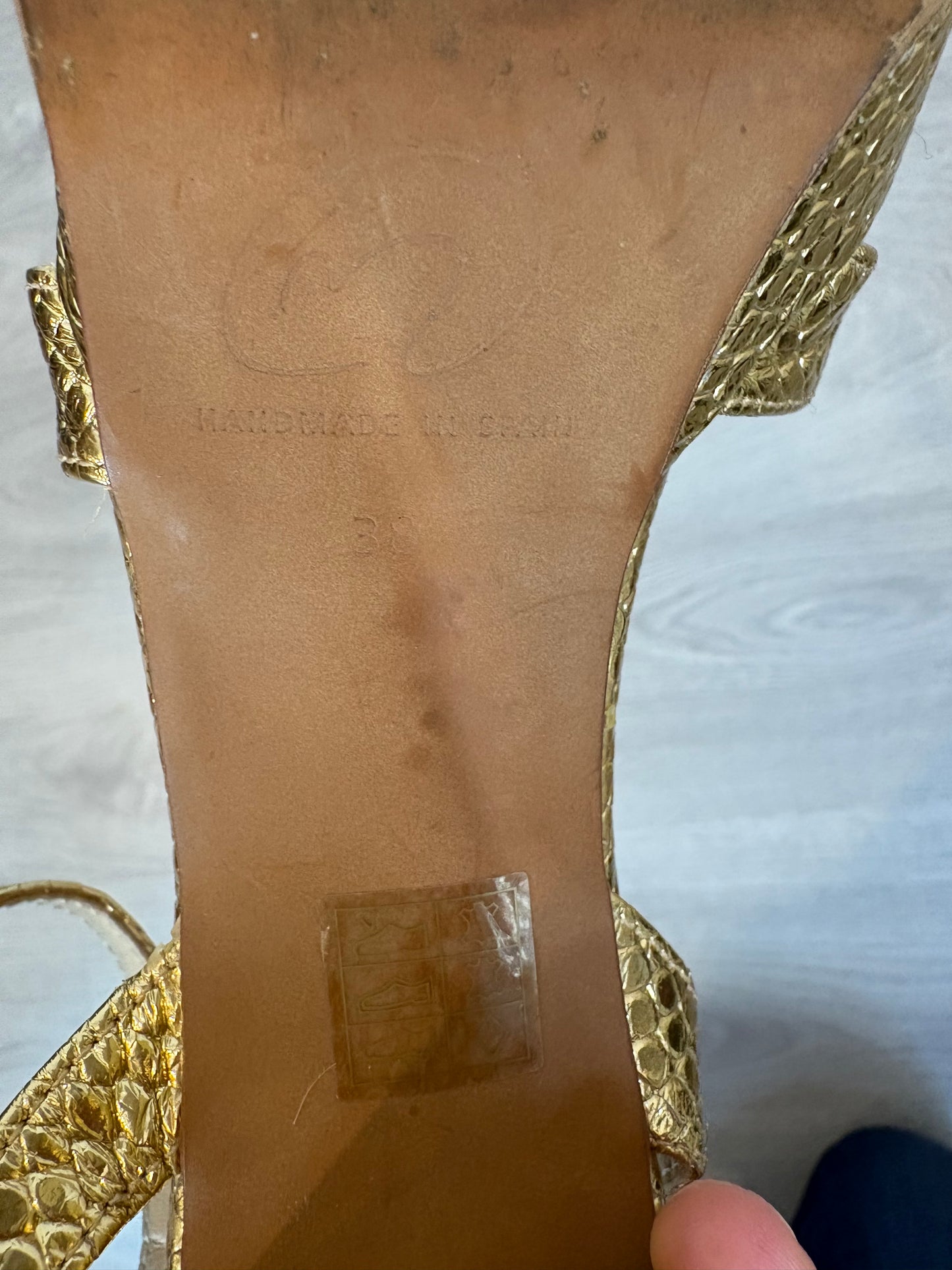 MICUIR. Sandalia dorada textura