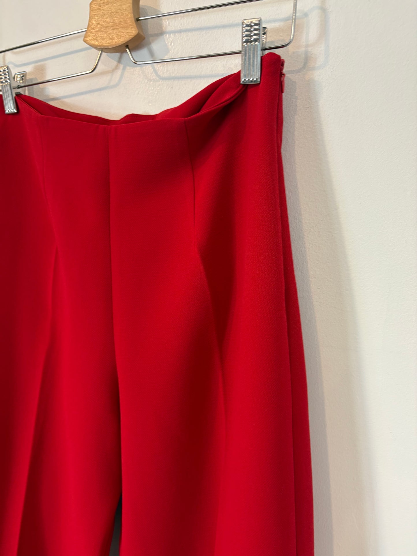 REDONDO BRAND. Red pleated trousers. TS