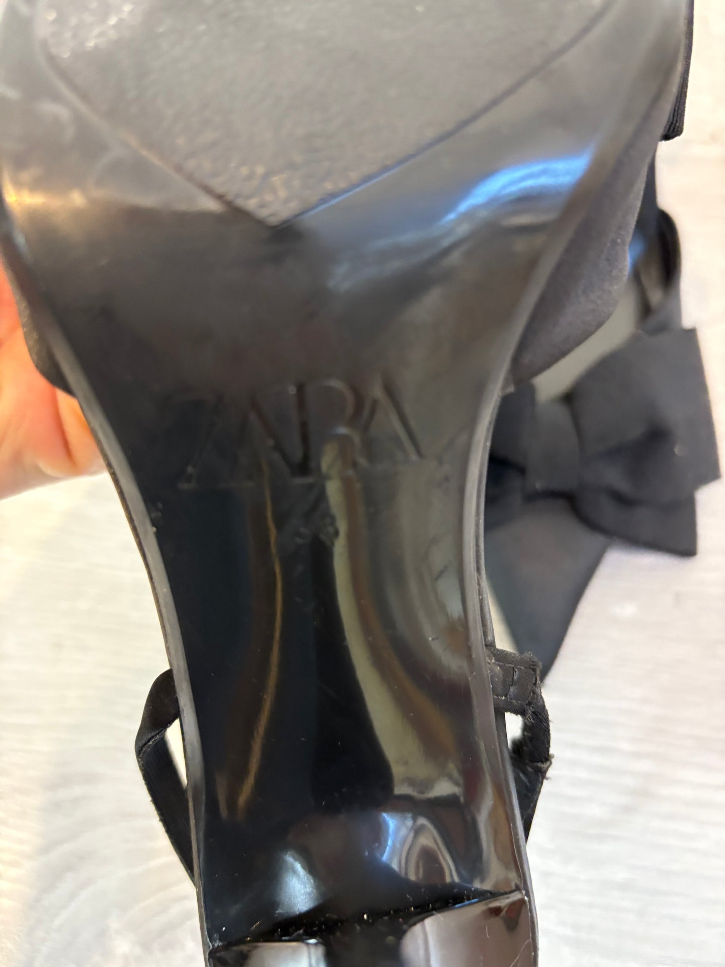 ZARA. Sandalia negra lazo. T 38