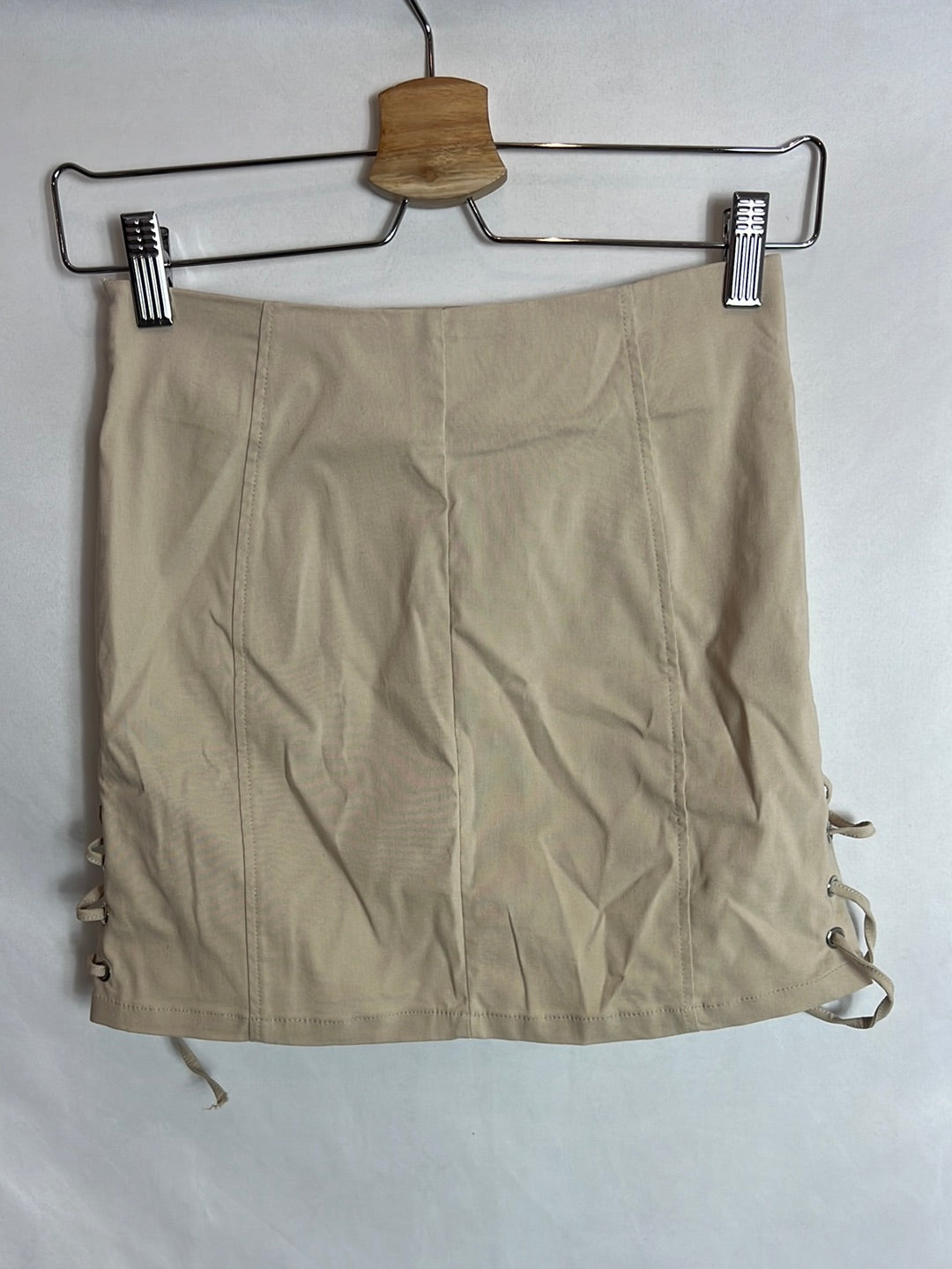 BERHSKA . Falda beige corta elástica . T XS