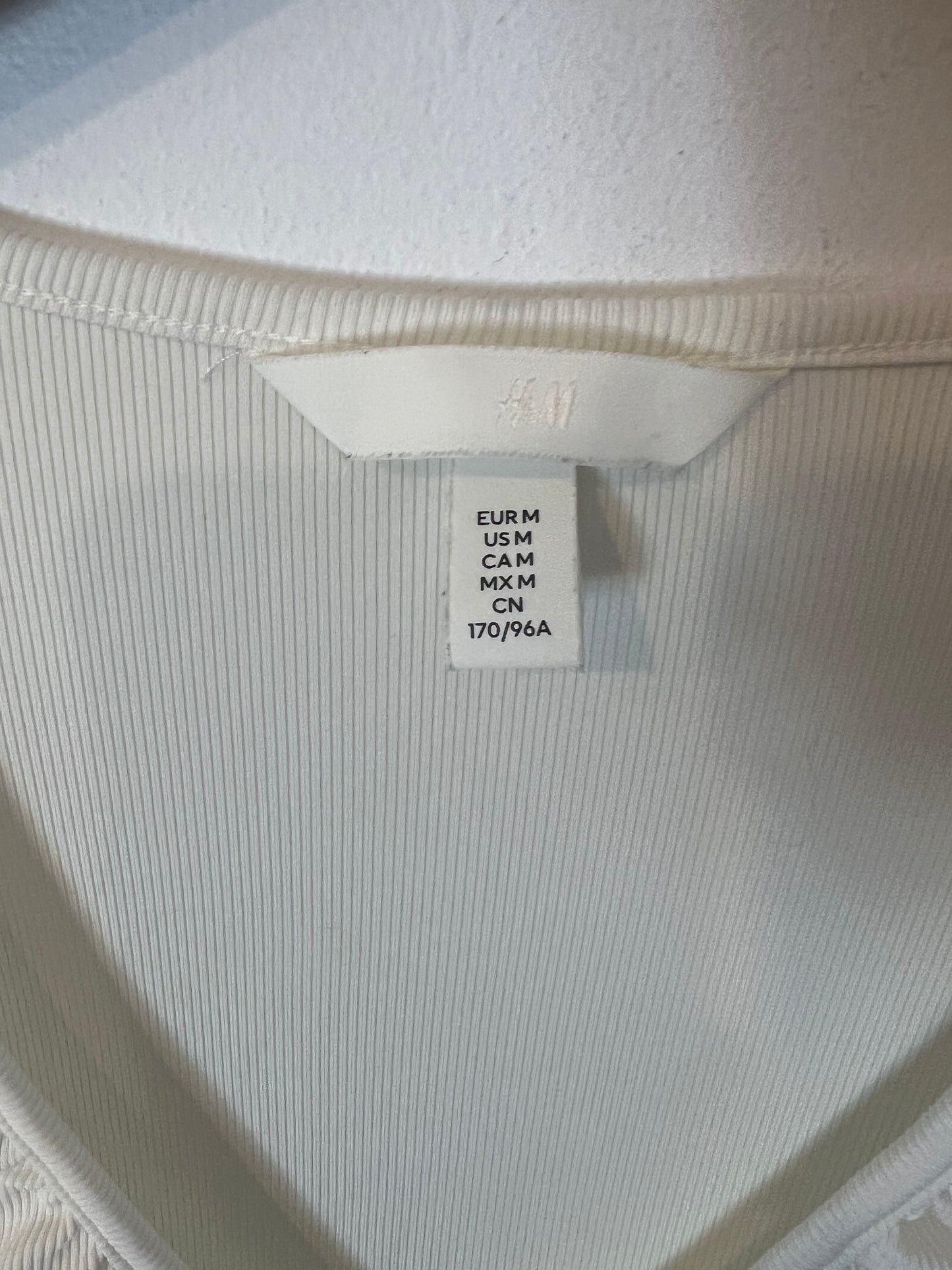 H&M. Top blanco canalé abertura. T M