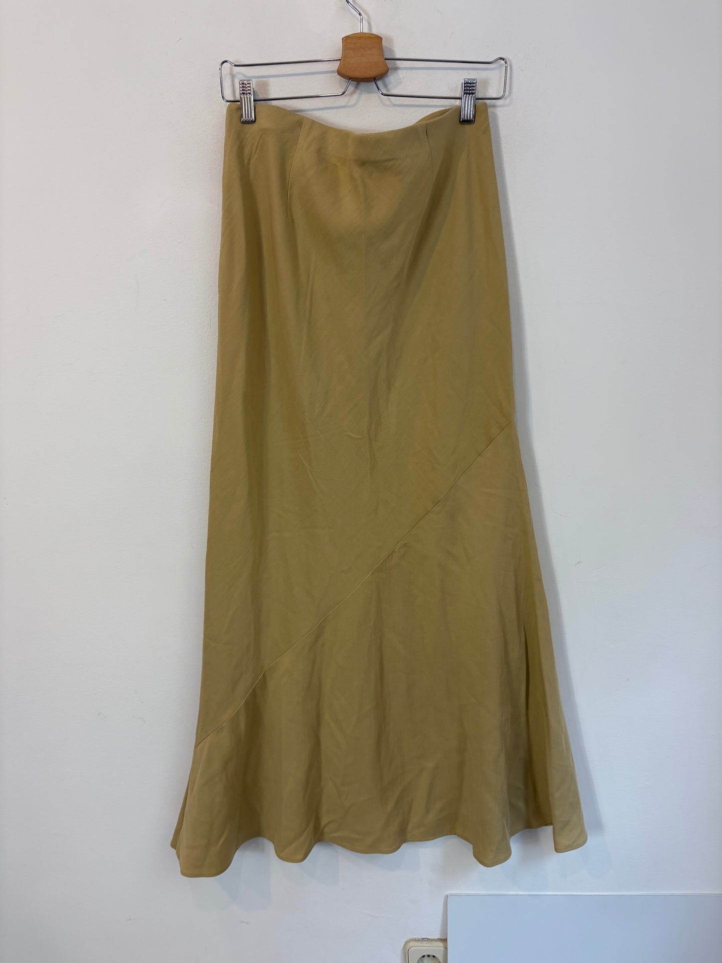 H&M. Falda larga fluida beige