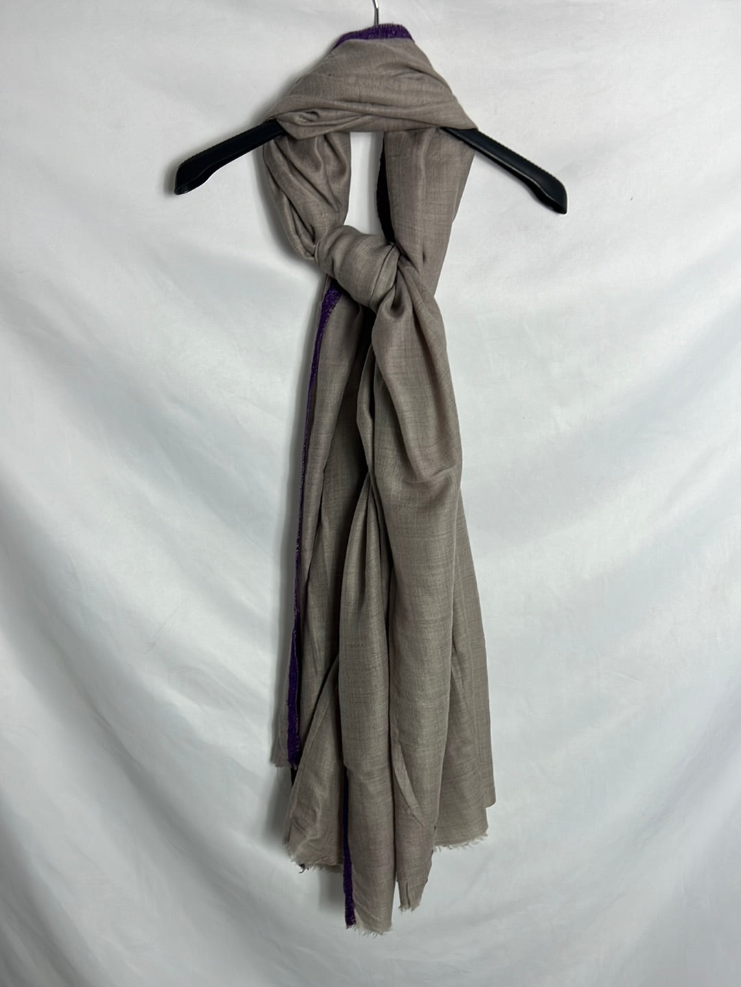 OTRAS. Bufanda fina detalle hilos morados