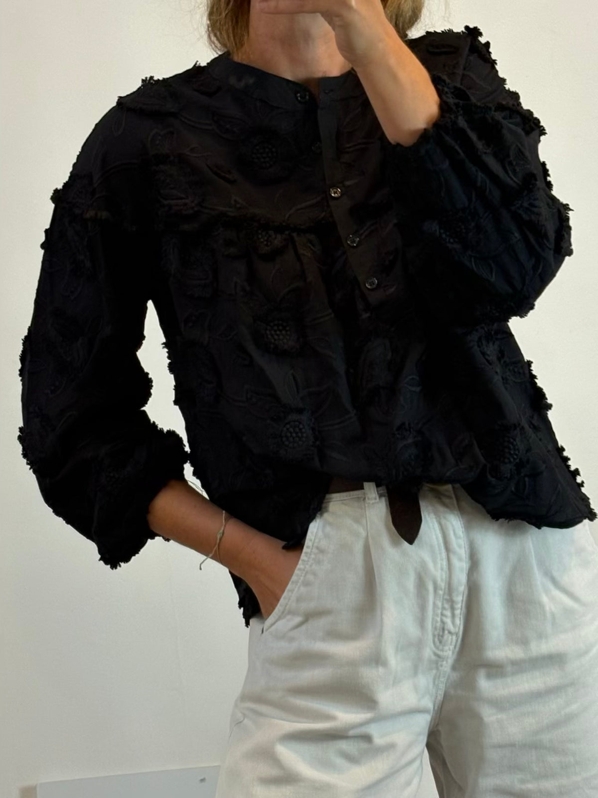 NURIA COBO. Blusa negra texturas