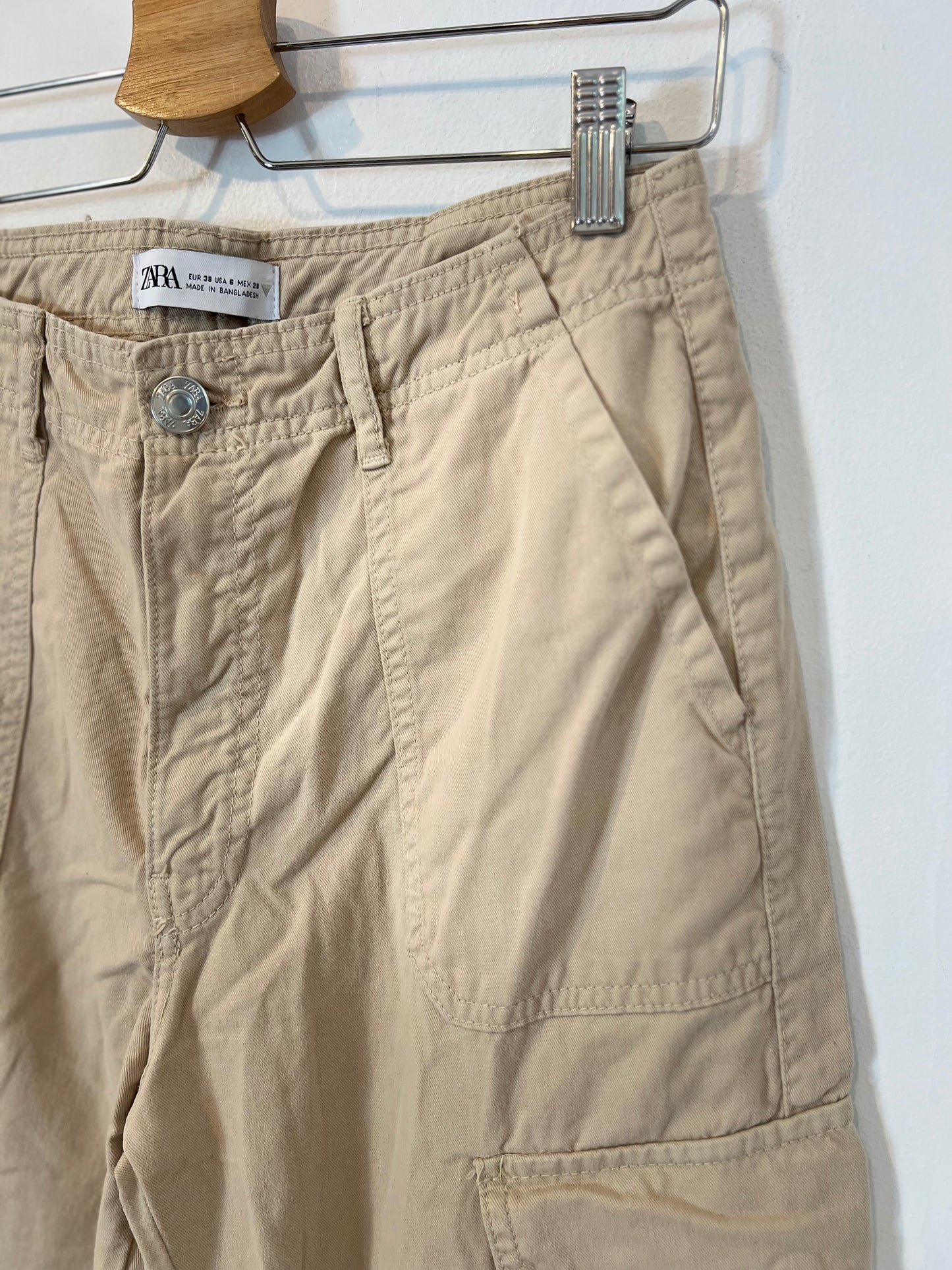 ZARA. Pantalón recto bolsillos T.38