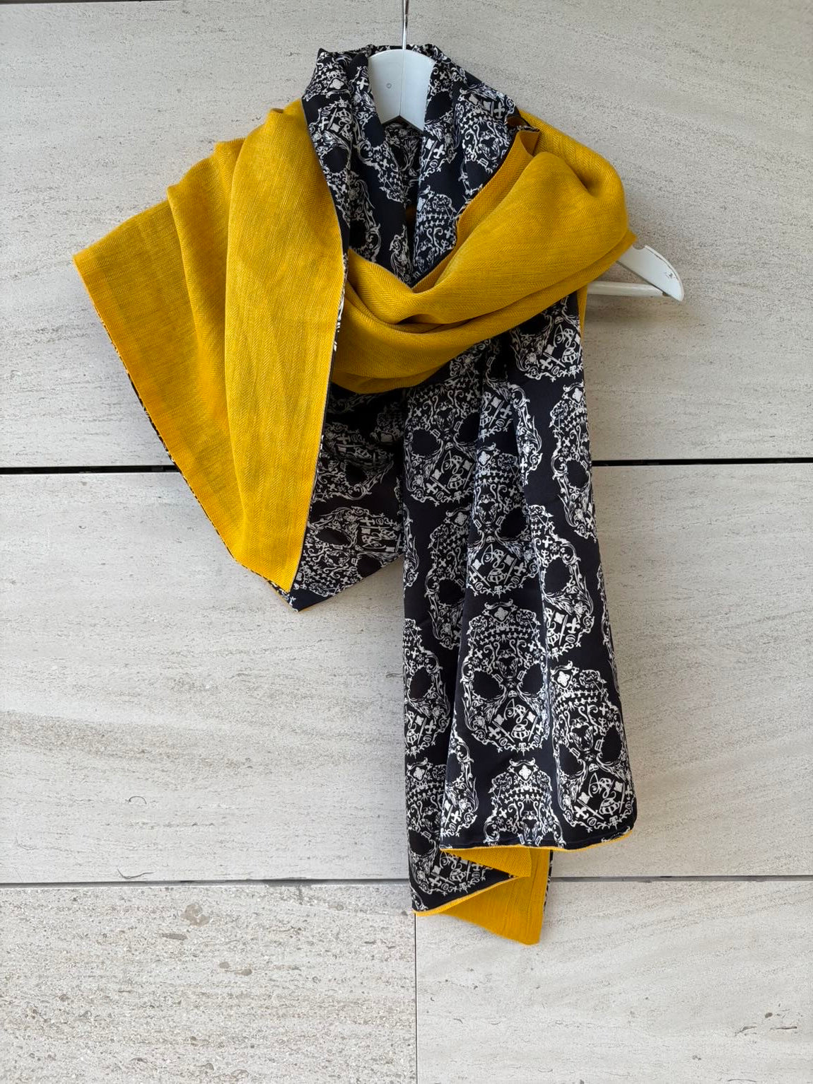 ALEXANDER McQUEEN. Pañuelo con cashmere calaveras