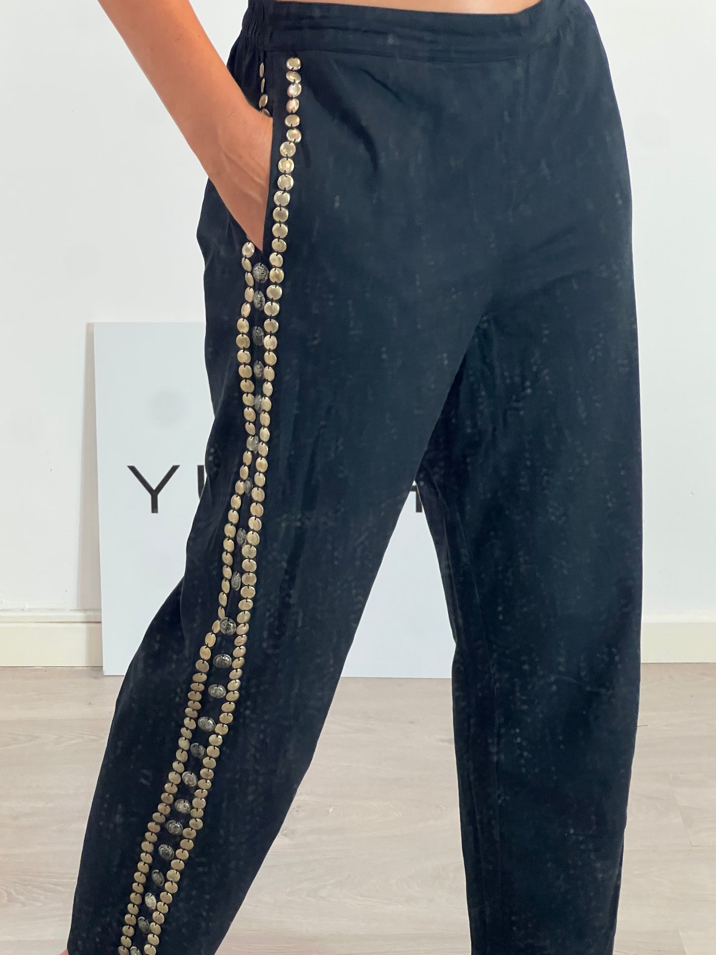 MES DEMOISELLES. Black trousers with stud detail. Size 40
