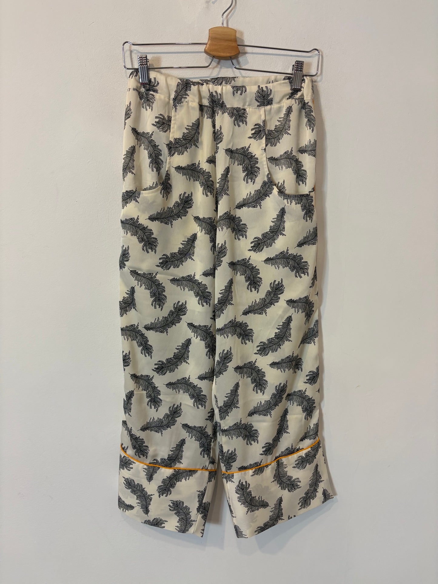 ERRE. Total look fluido estampado hojas