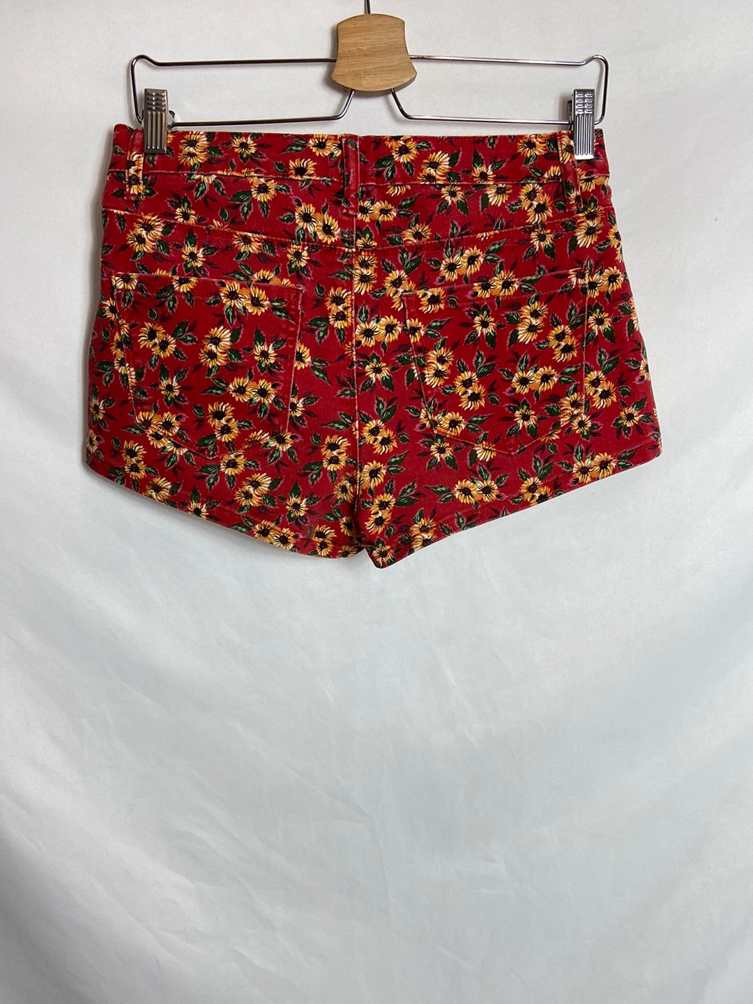 FOREVER21. Shorts rojo girasoles T.36