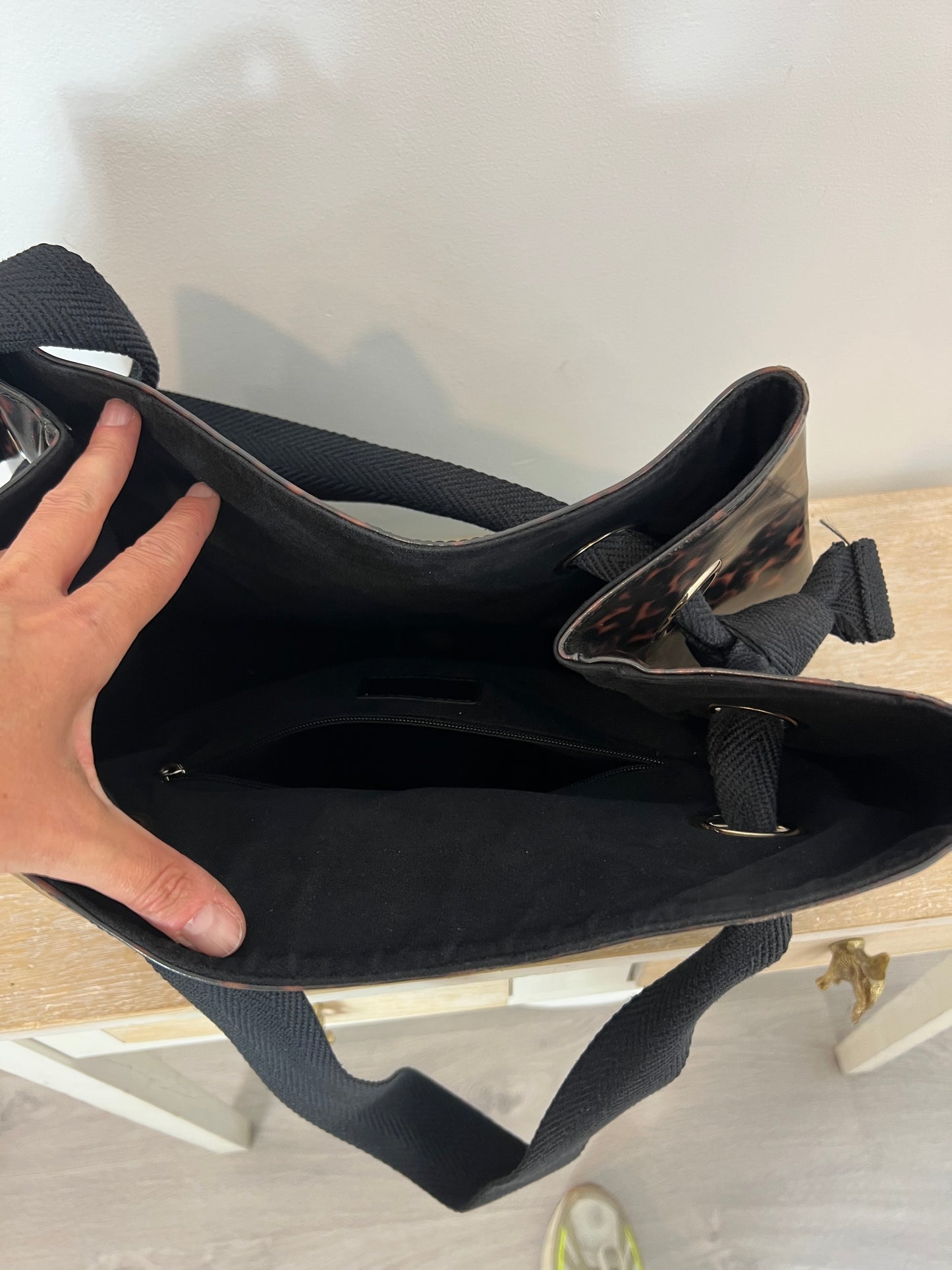 OTRAS. Bolso mediano efecto carey