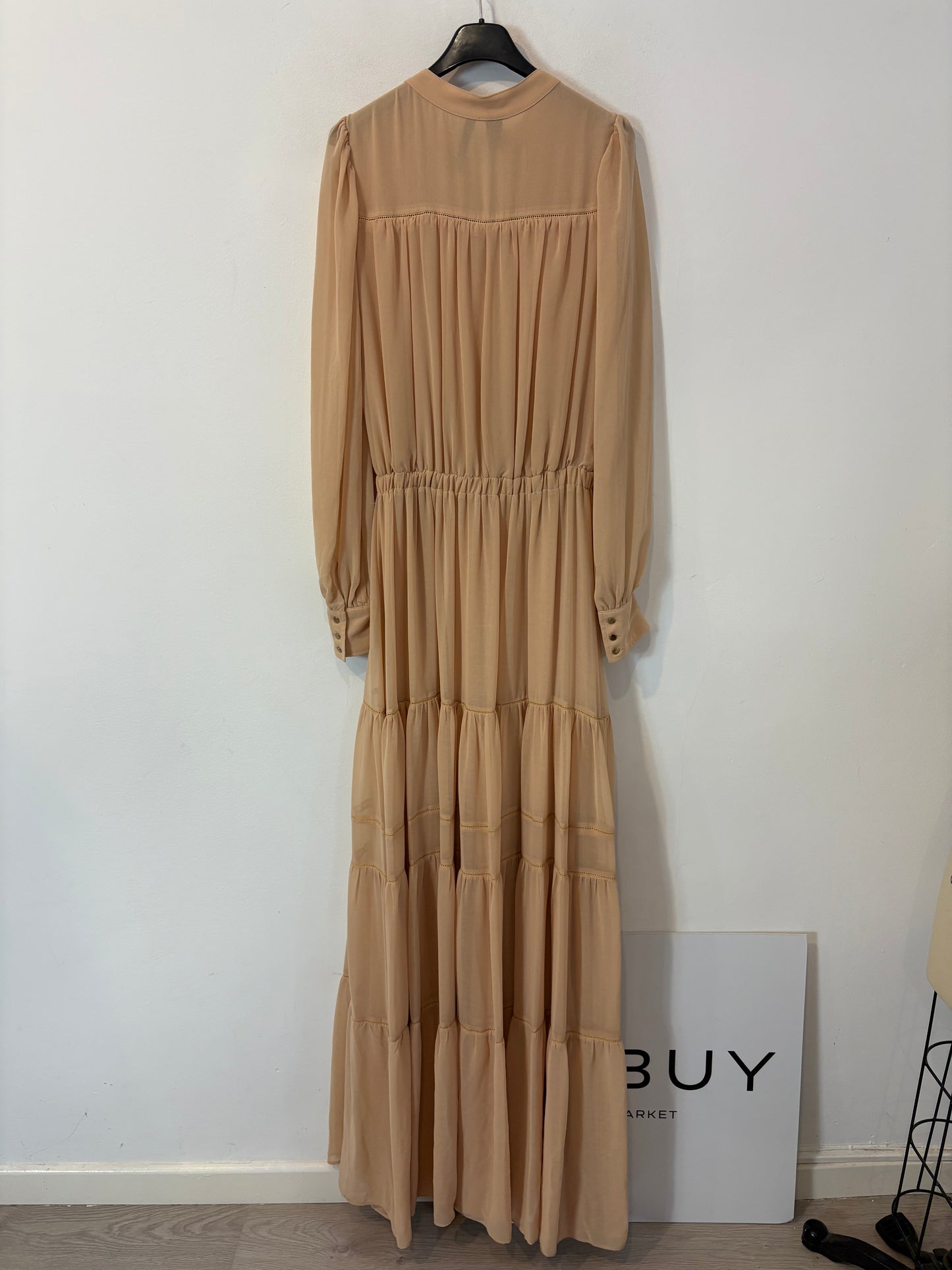 MANGO. Vestido largo vaporoso beige