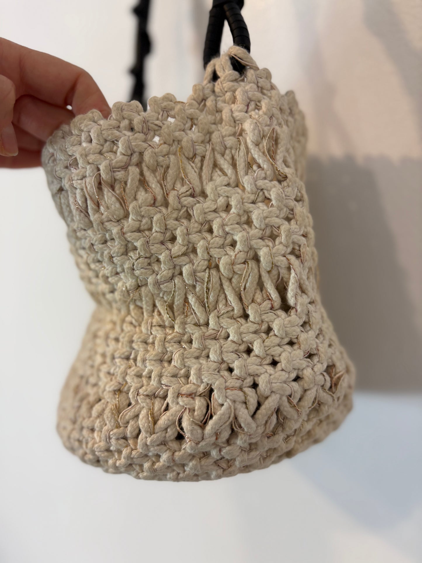 MASSCOB. Bolso tela trenzado asa piel