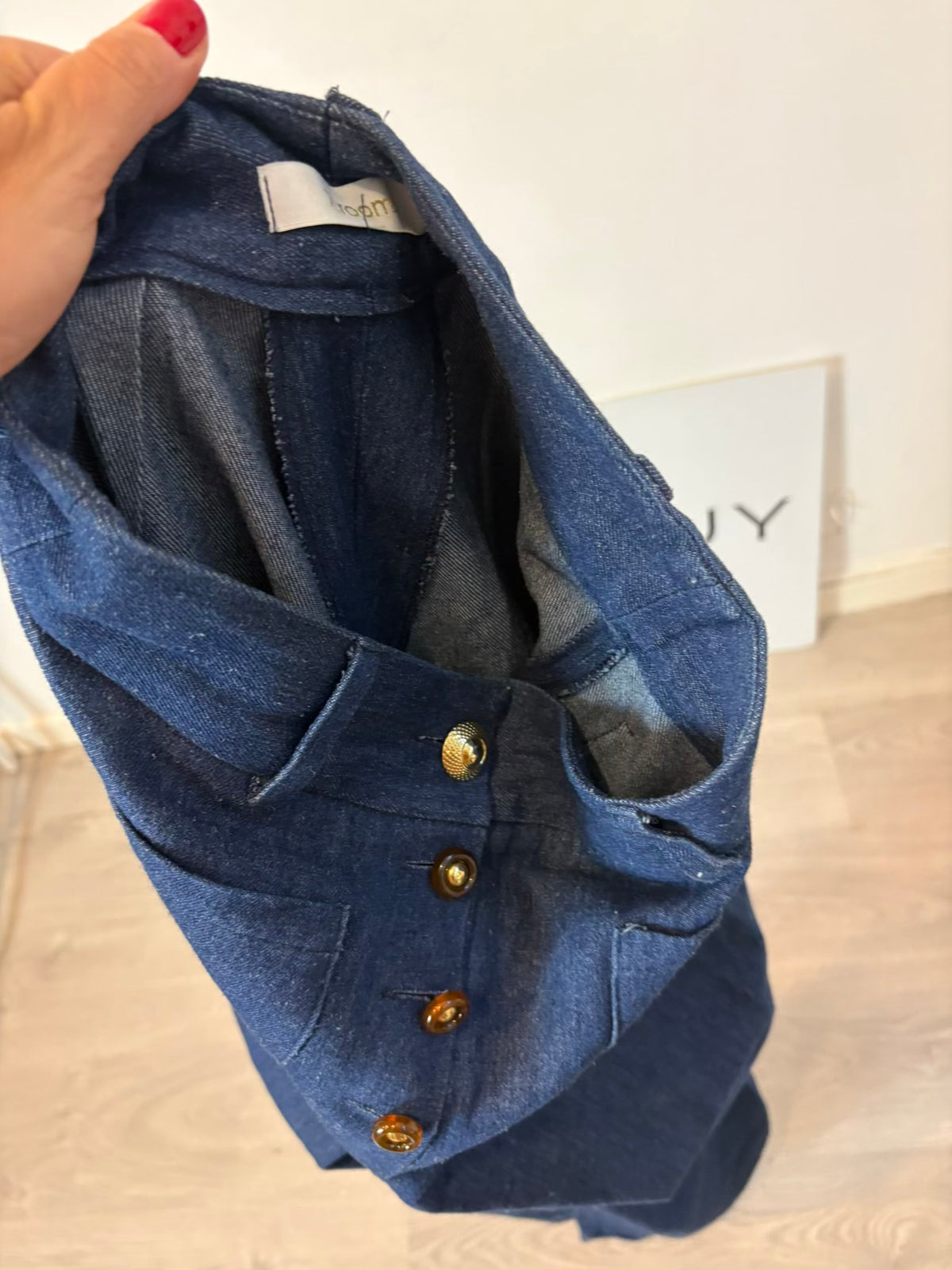 7 ROOMS. Denim abotonado estilo retro