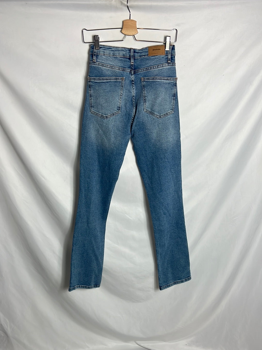 STRADIVARIUS. Pantalón denim ligeramente acampanado. T.34