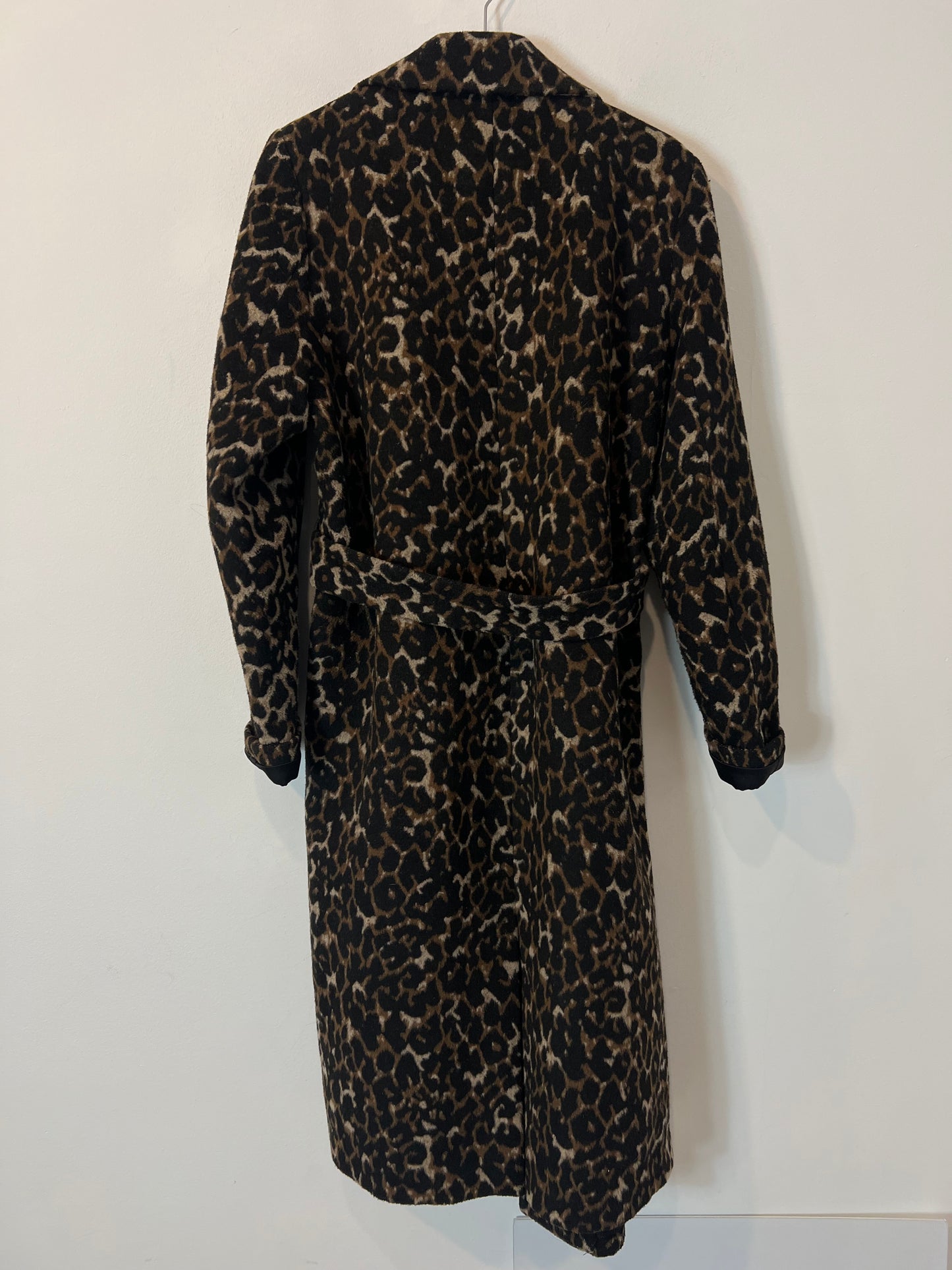 H&M. Abrigo animal print