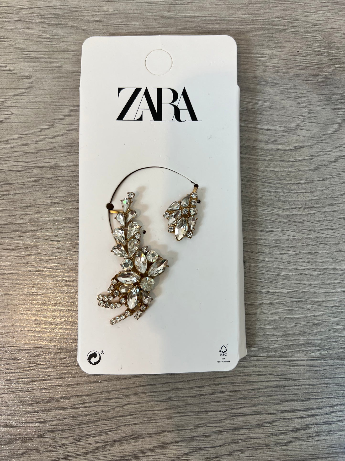 ZARA. Pendiente pedrería