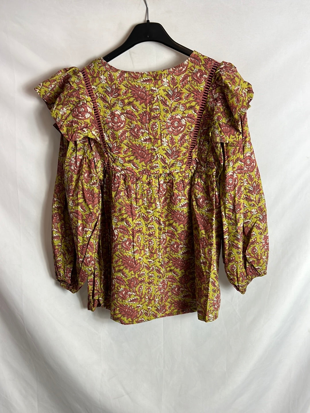 PULL&BEAR . Blusa verde flores detalle volante.TM