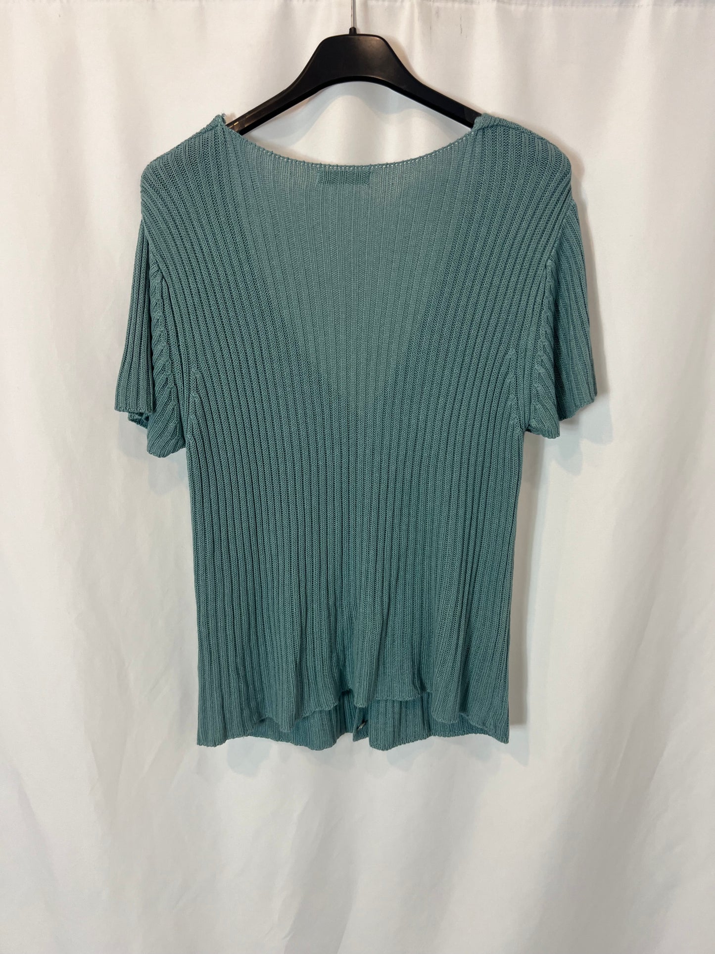 ELEPHANT ROOMS. Blue button-down ribbed top. TM