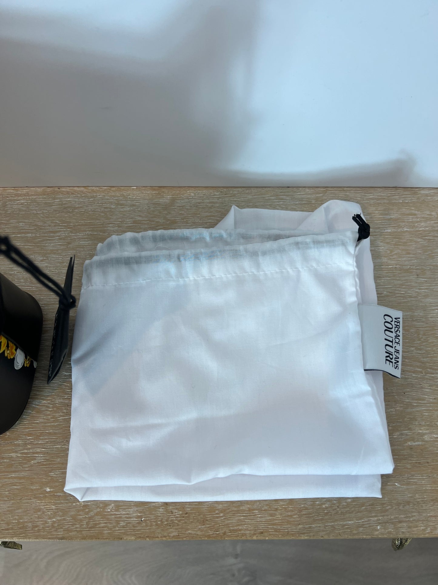 VERSACE JEANS COUTURE. Bolso negro detalle logo