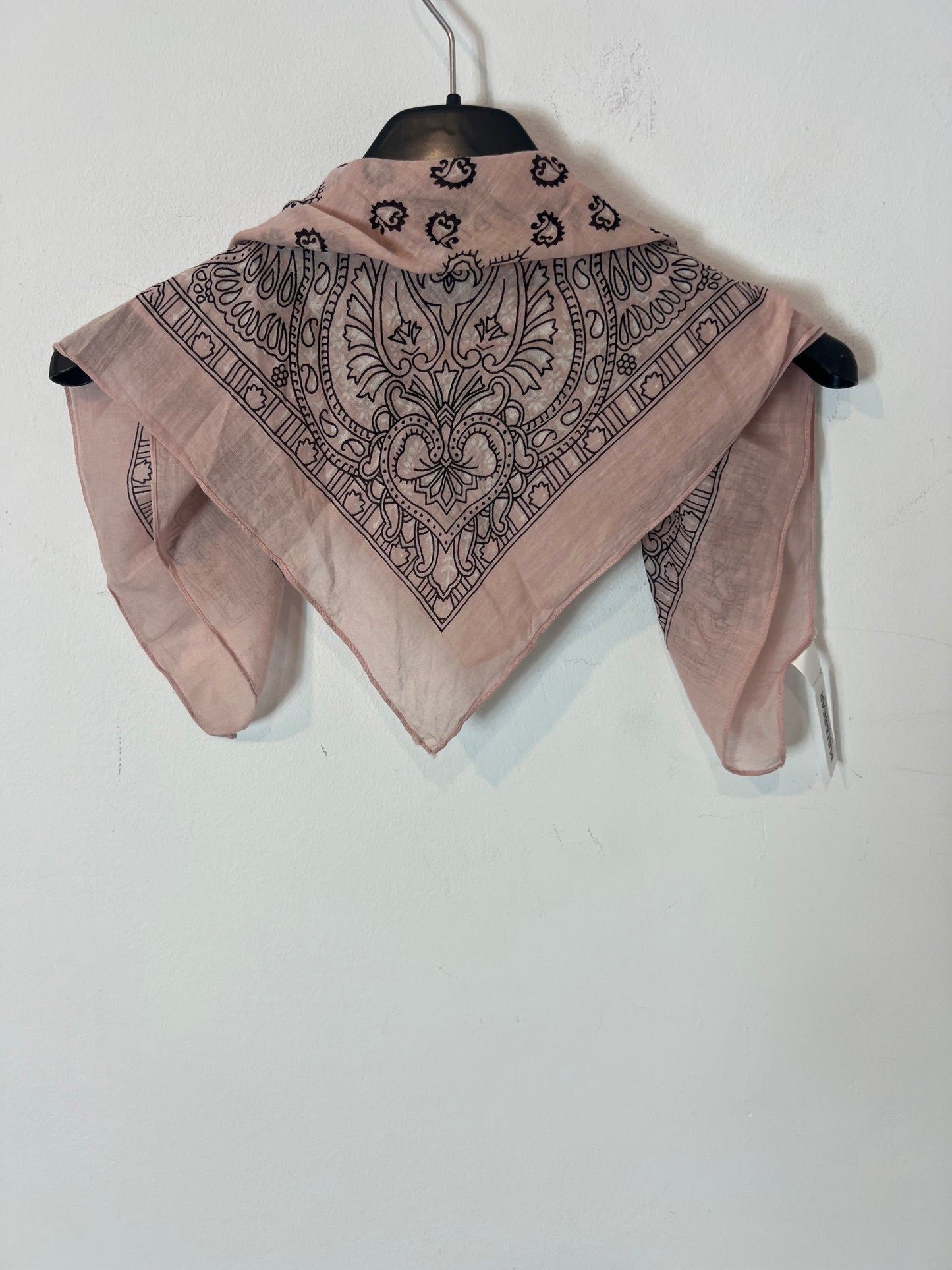 PULL&BEAR. Pañuelo rosa estampado